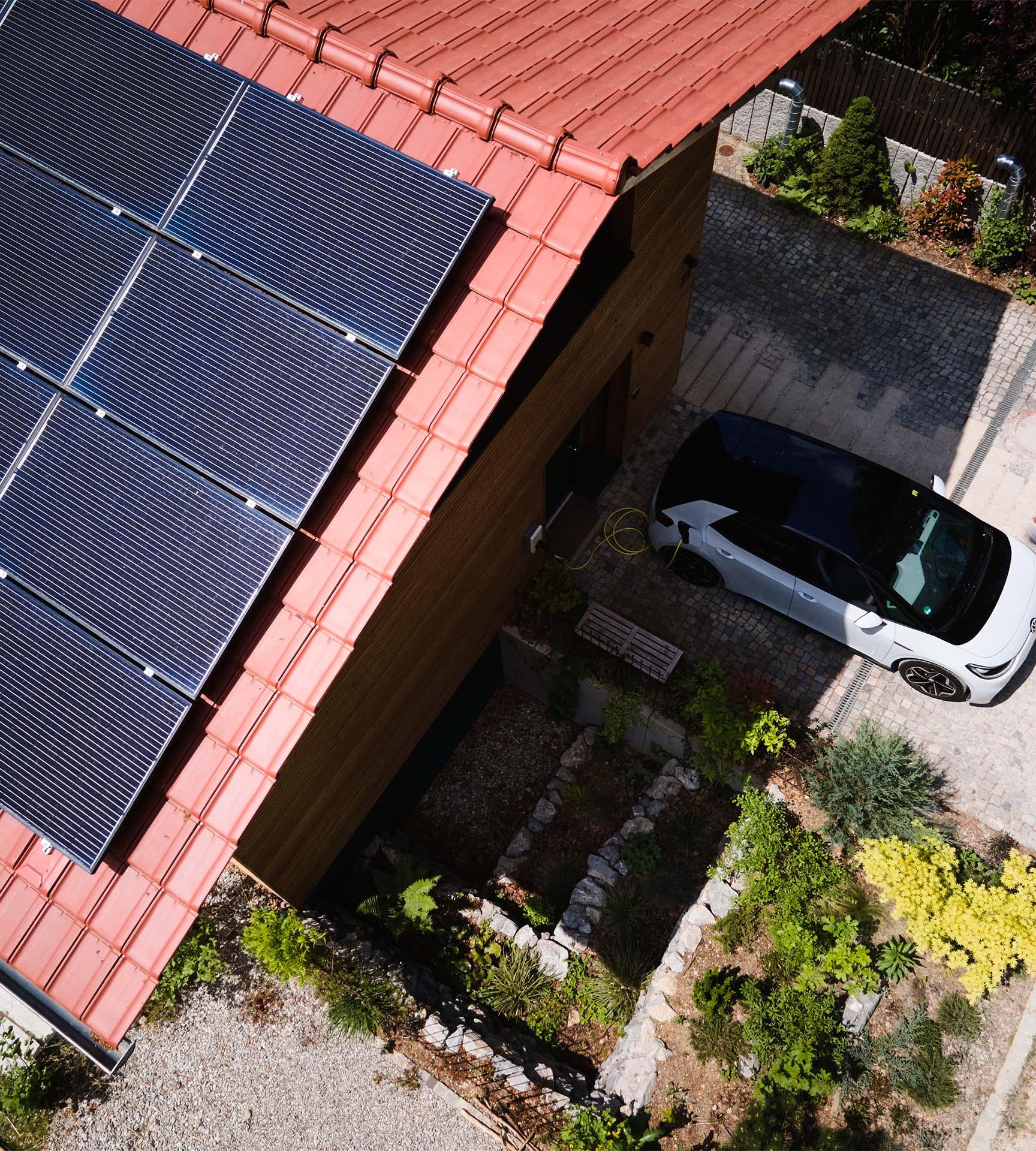 Drohnenaufnahme eines Hauses mit Solarpanelen