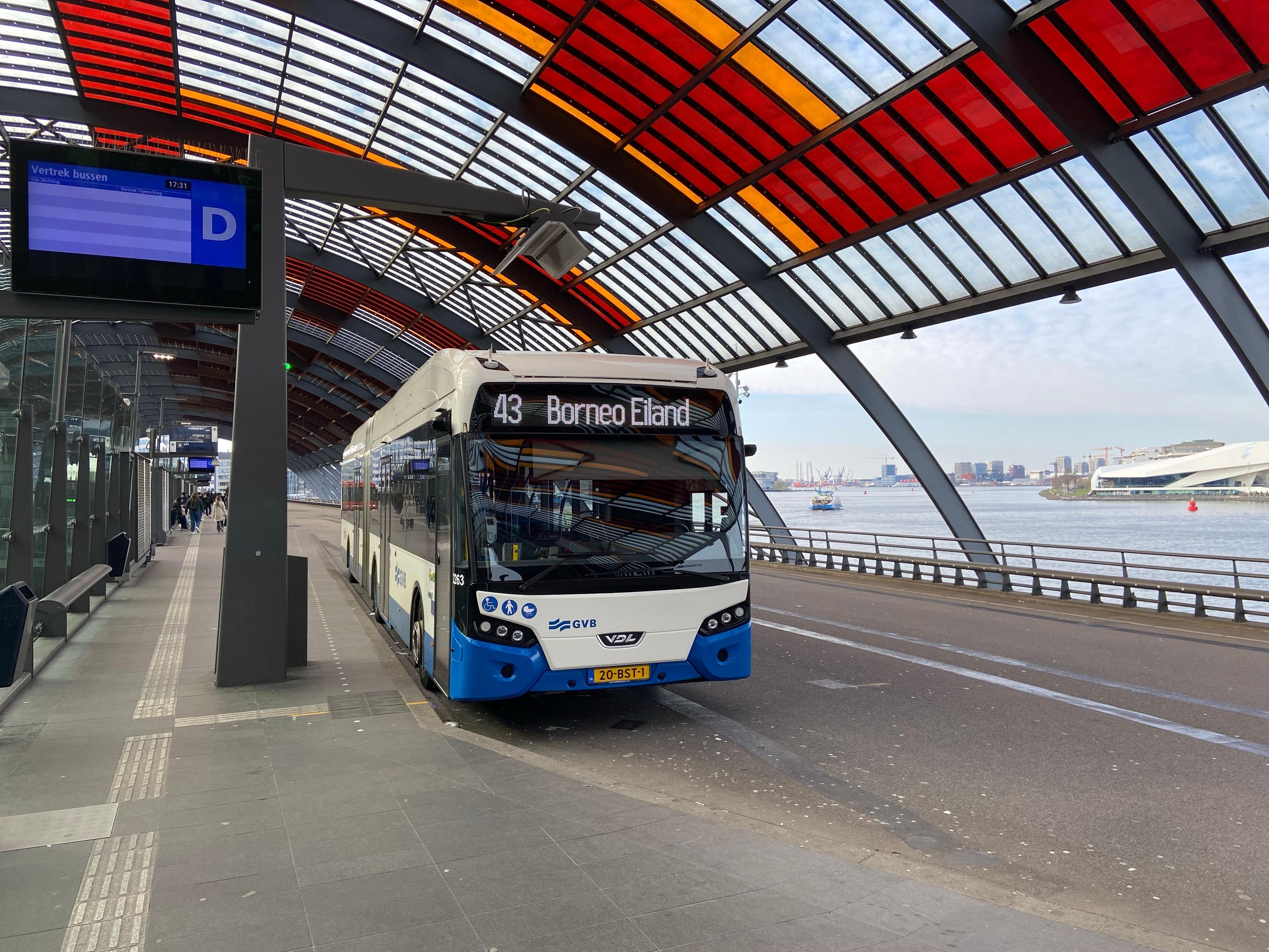 Ein Bus steht an einer Haltestelle