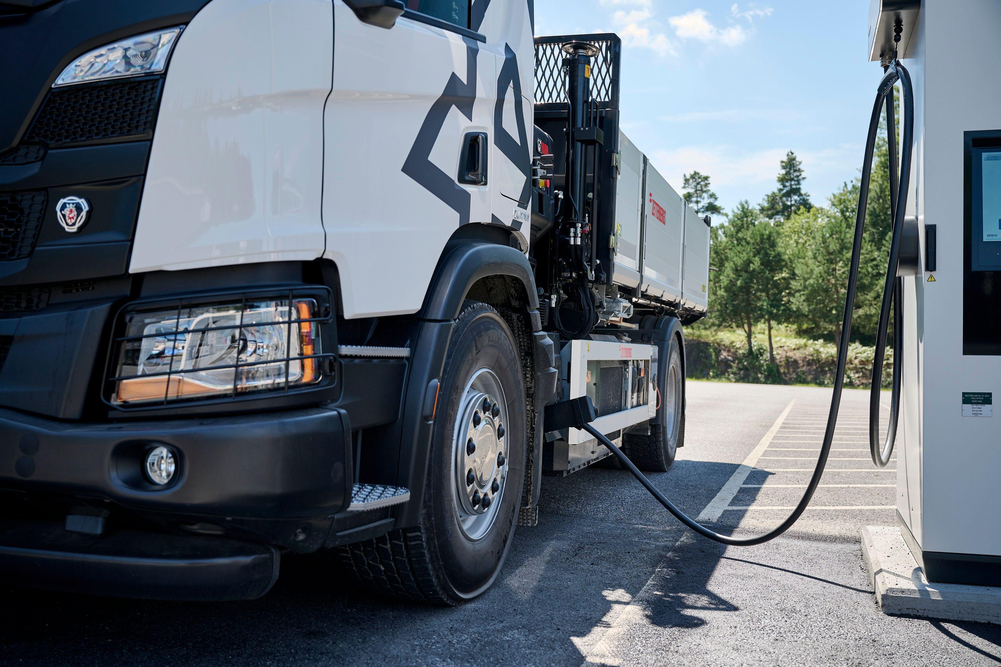 Scania Elektro-Lkw an Ladestation