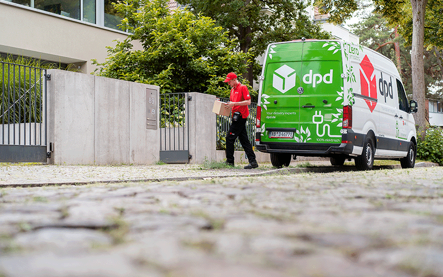 Elektrisches Zustellfahrzeug von DPD und Mann mit Paket