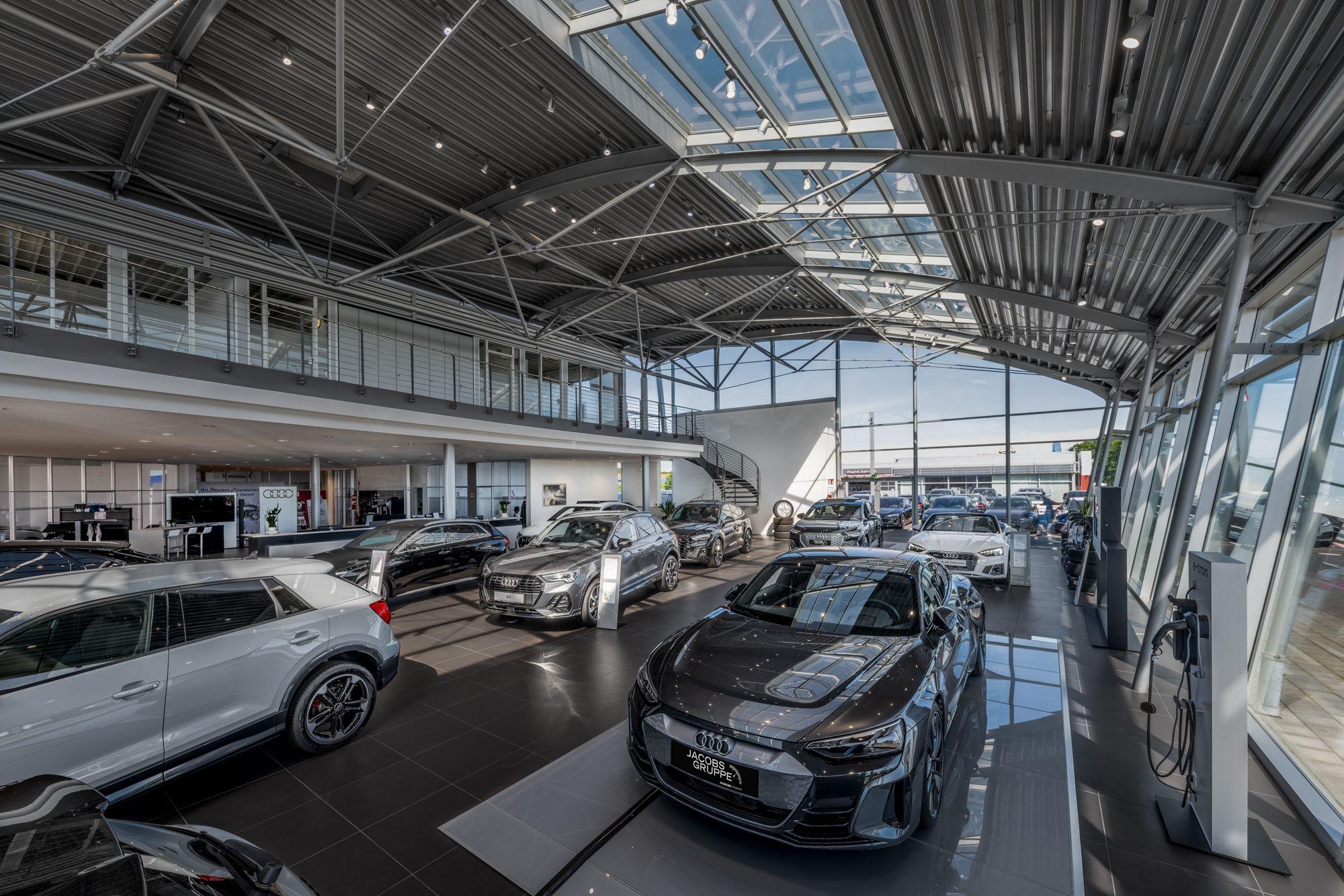 Autohaus Jacobs Gruppe: Showroom mit Ladesäulen