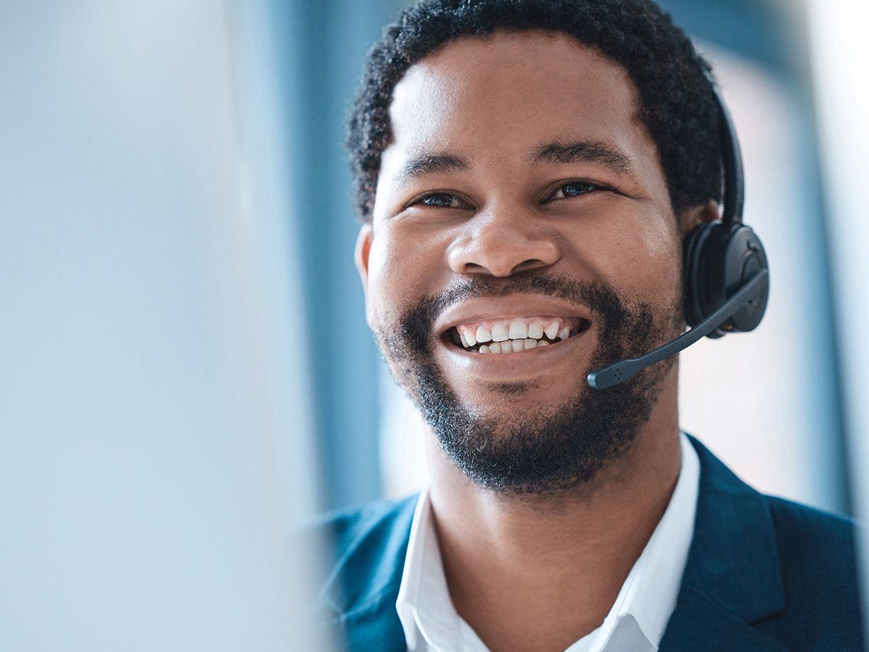 Mann telefoniert mit Kunde via Headset