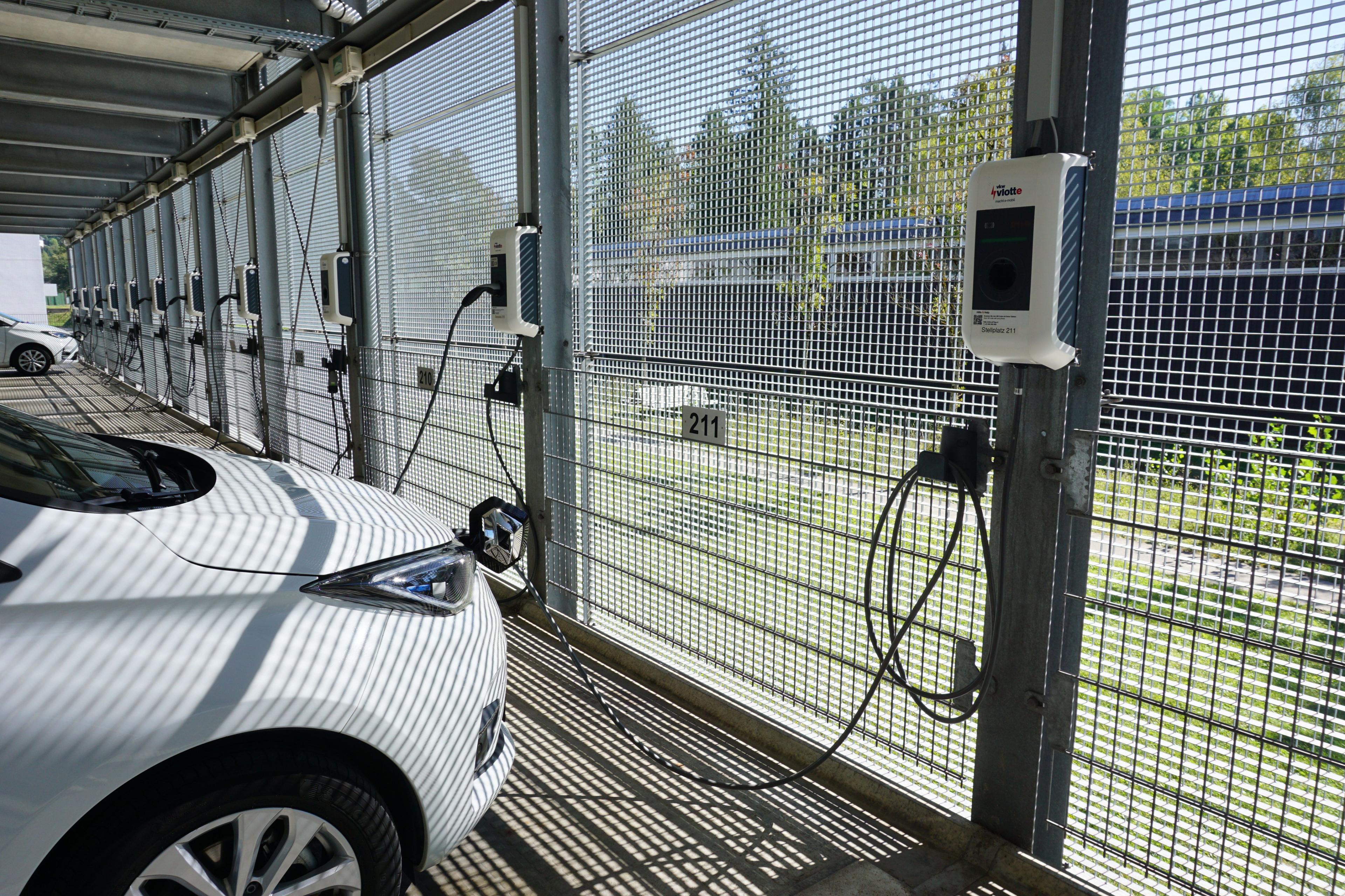 E-Auto laden im Parkhaus bei illwerke