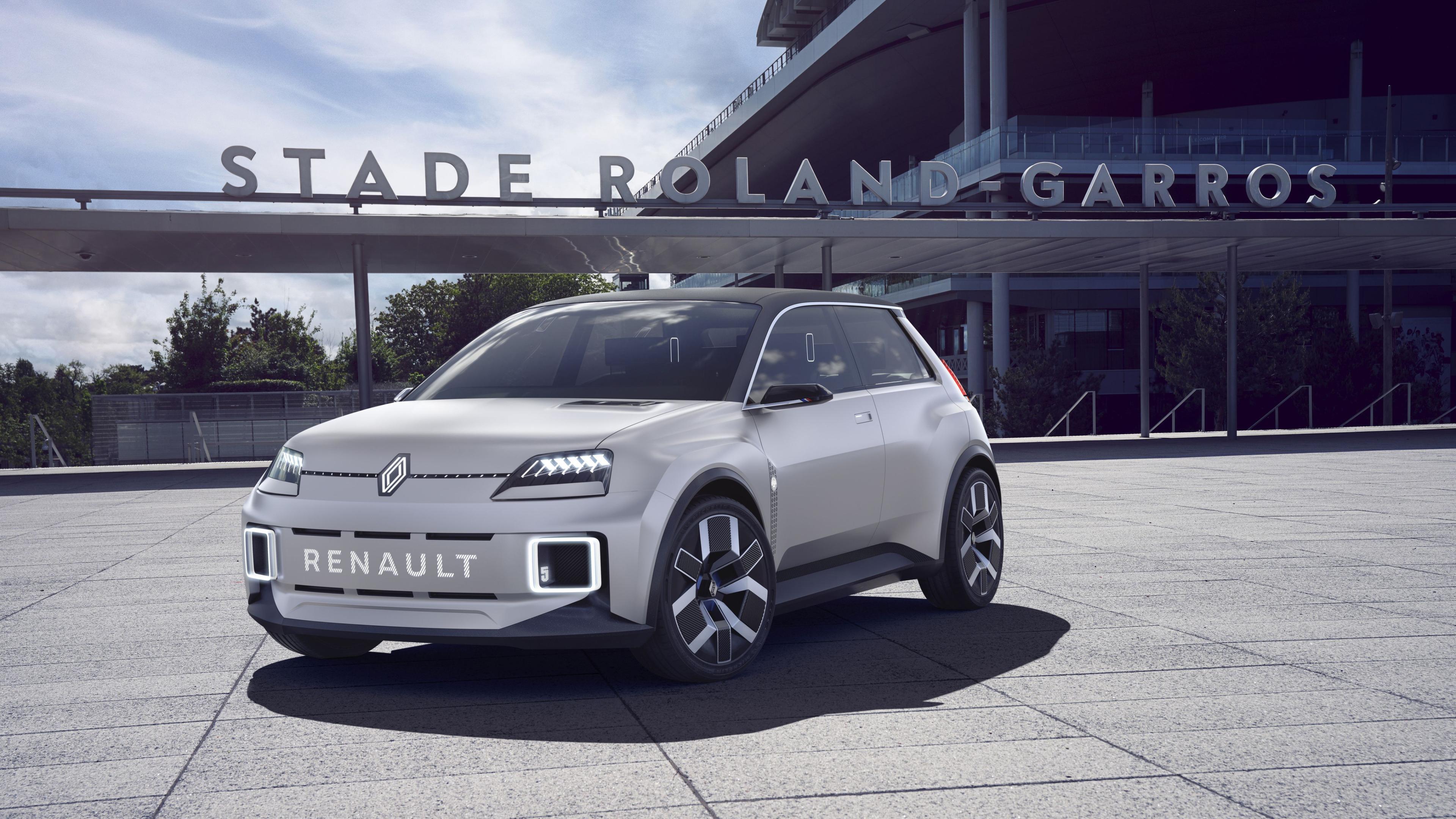 The EV Renault 5 in front of a sign saying Stade Roland Garros