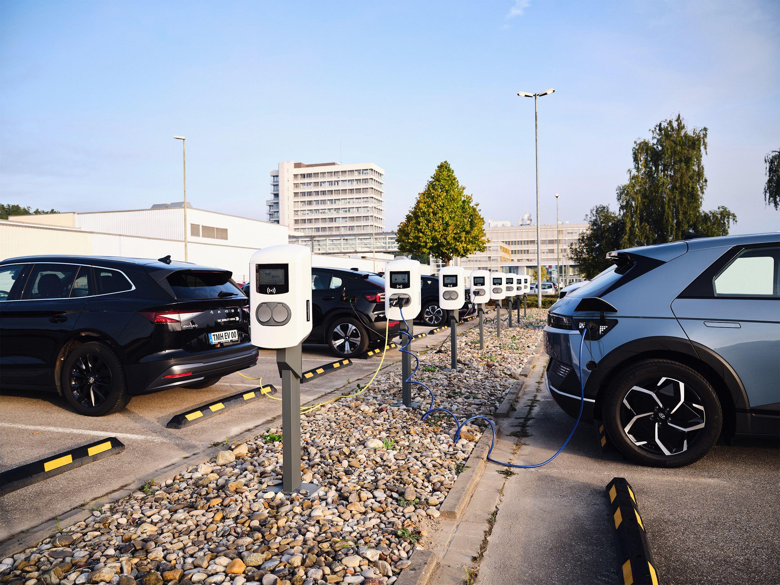 Parkplatz mit Ladestationen
