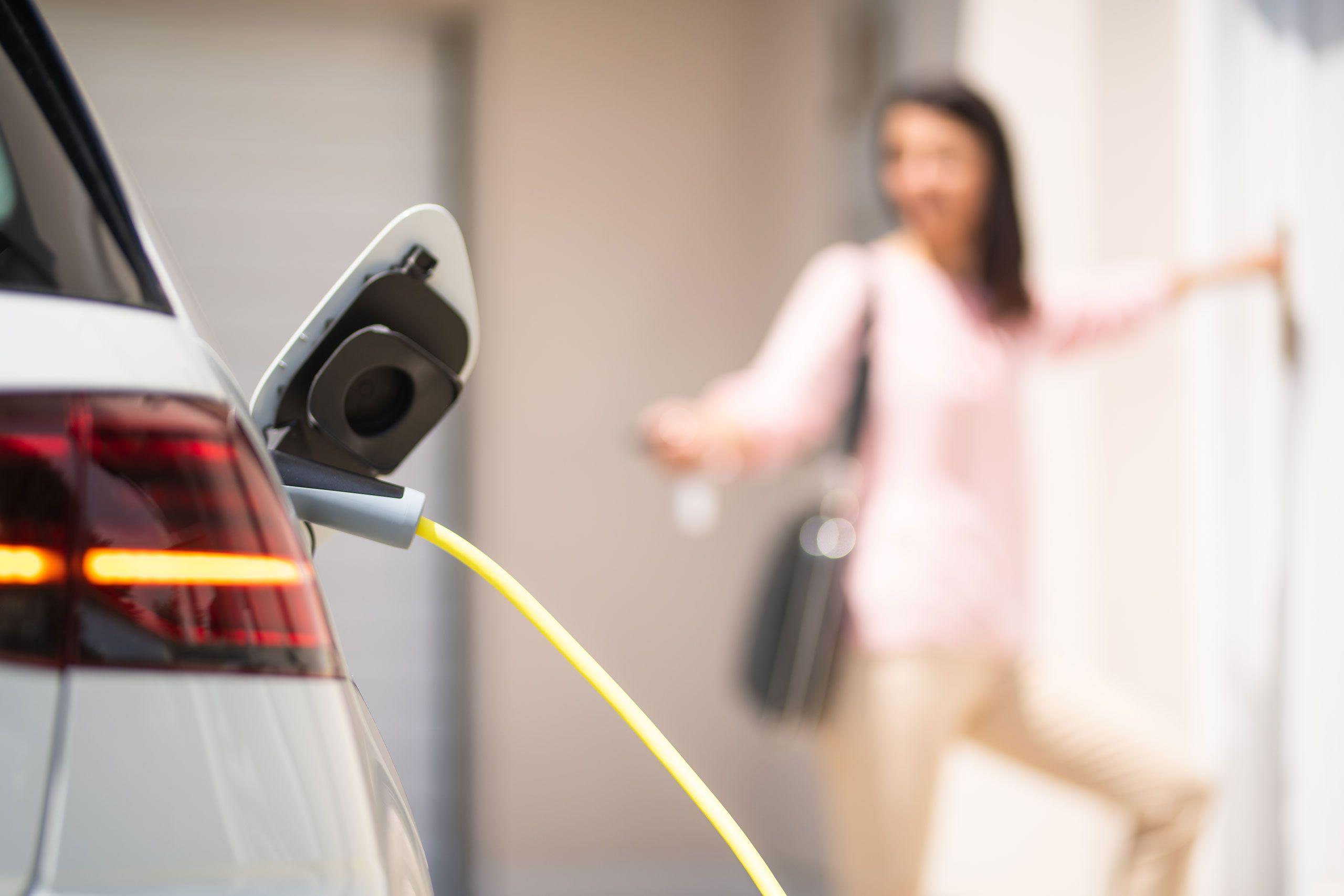 Auto lädt an Ladestation