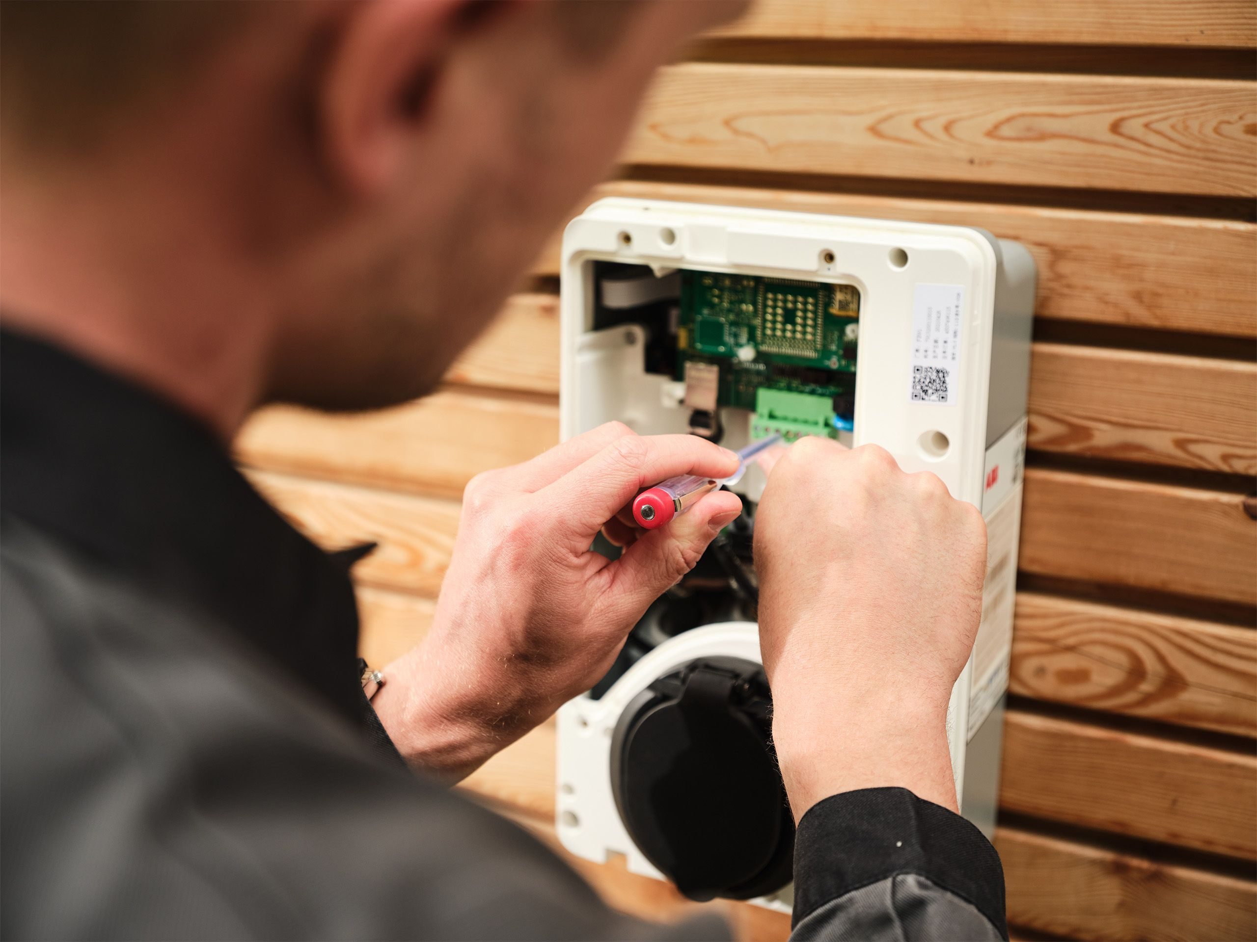 Elektriker bei der Installation einer Wallbox
