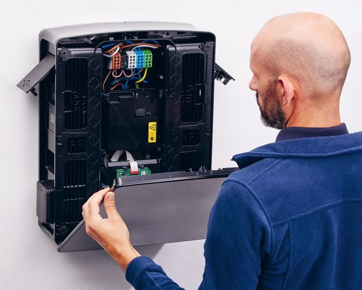 Elektriker arbeitet an einer Wallbox