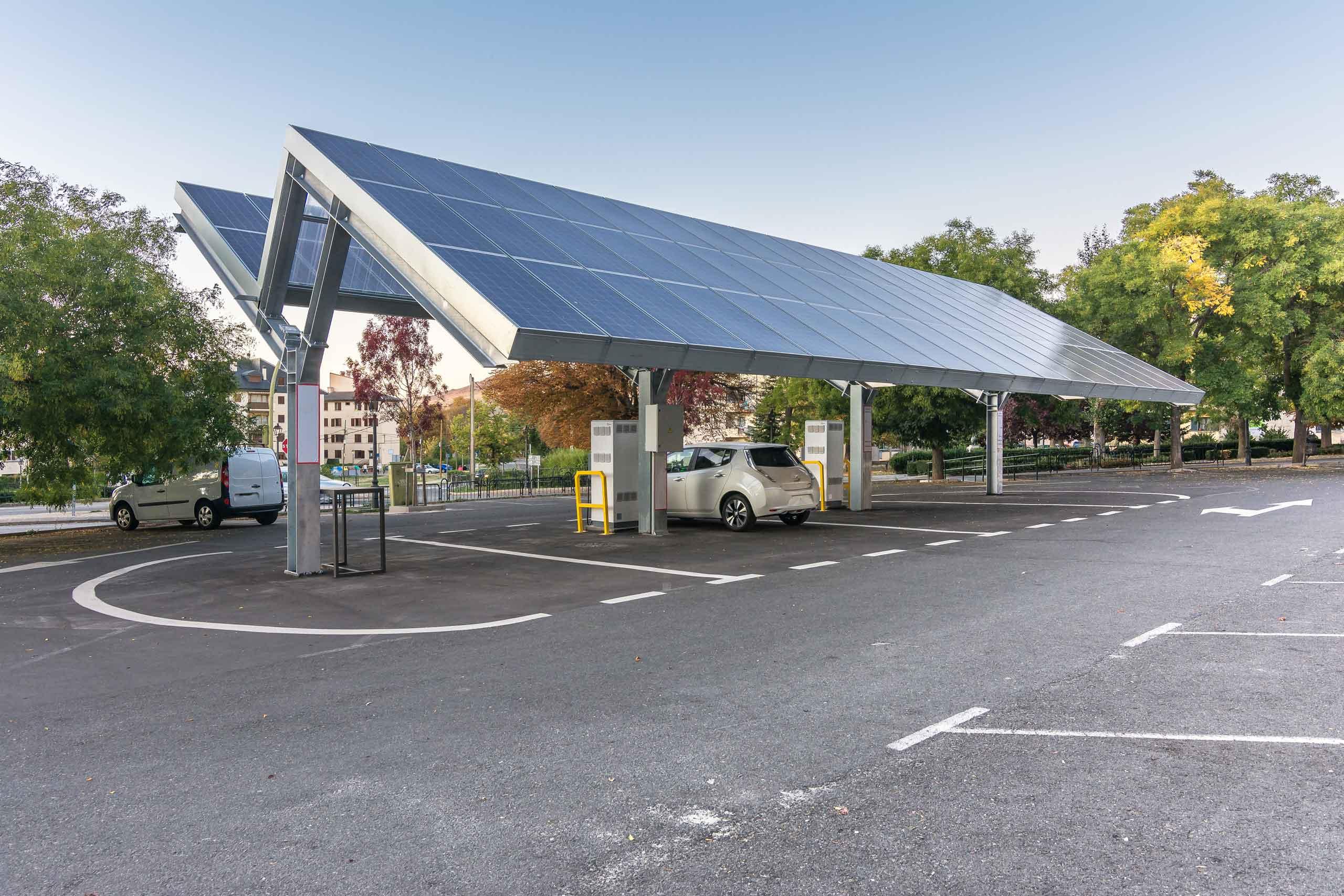 Auto lädt an Ladestation
