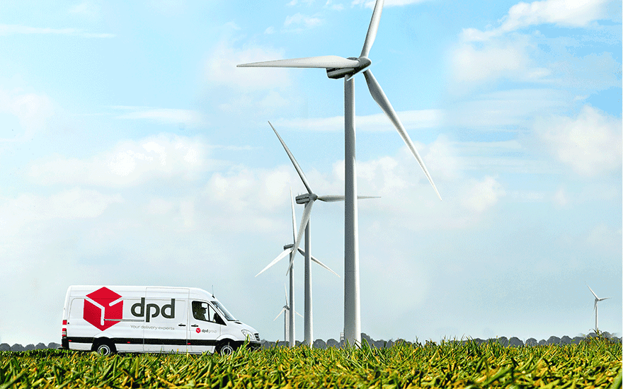 DPD Transporter vor Windrädern