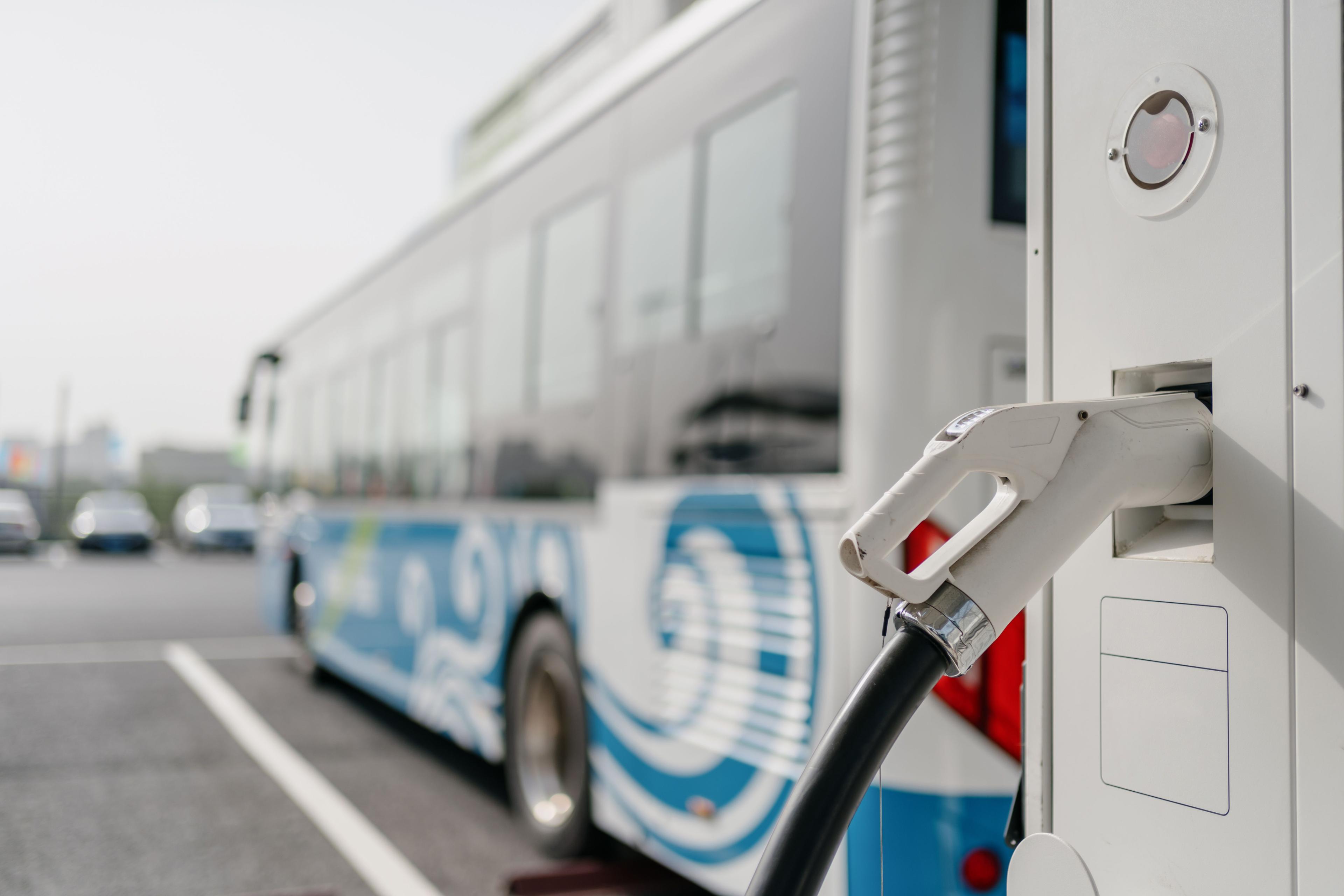 Ein E-Bus lädt an der Ladestation