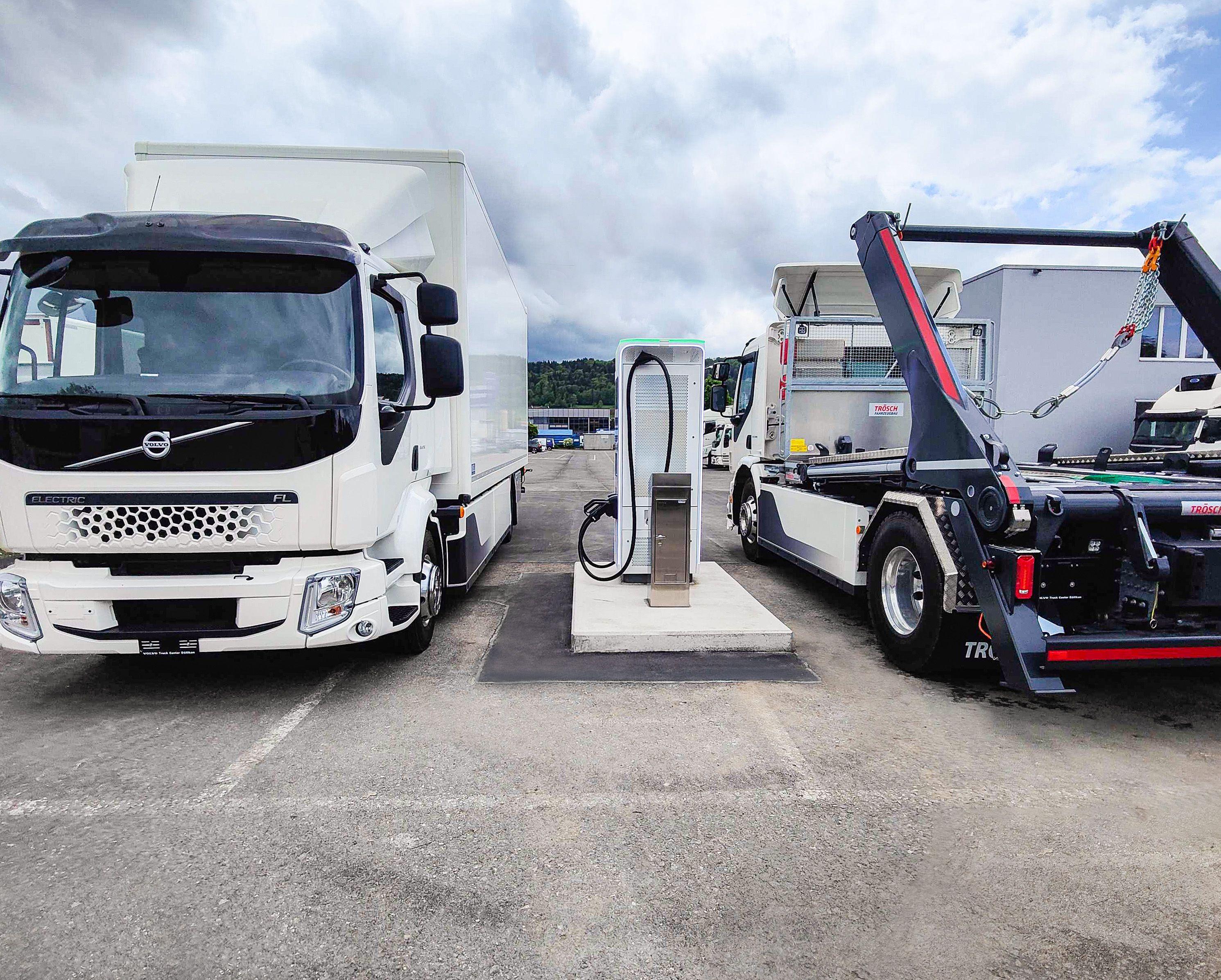 E-Truck lädt an DC-Charger am Standort der Volvo Group (Schweiz) AG