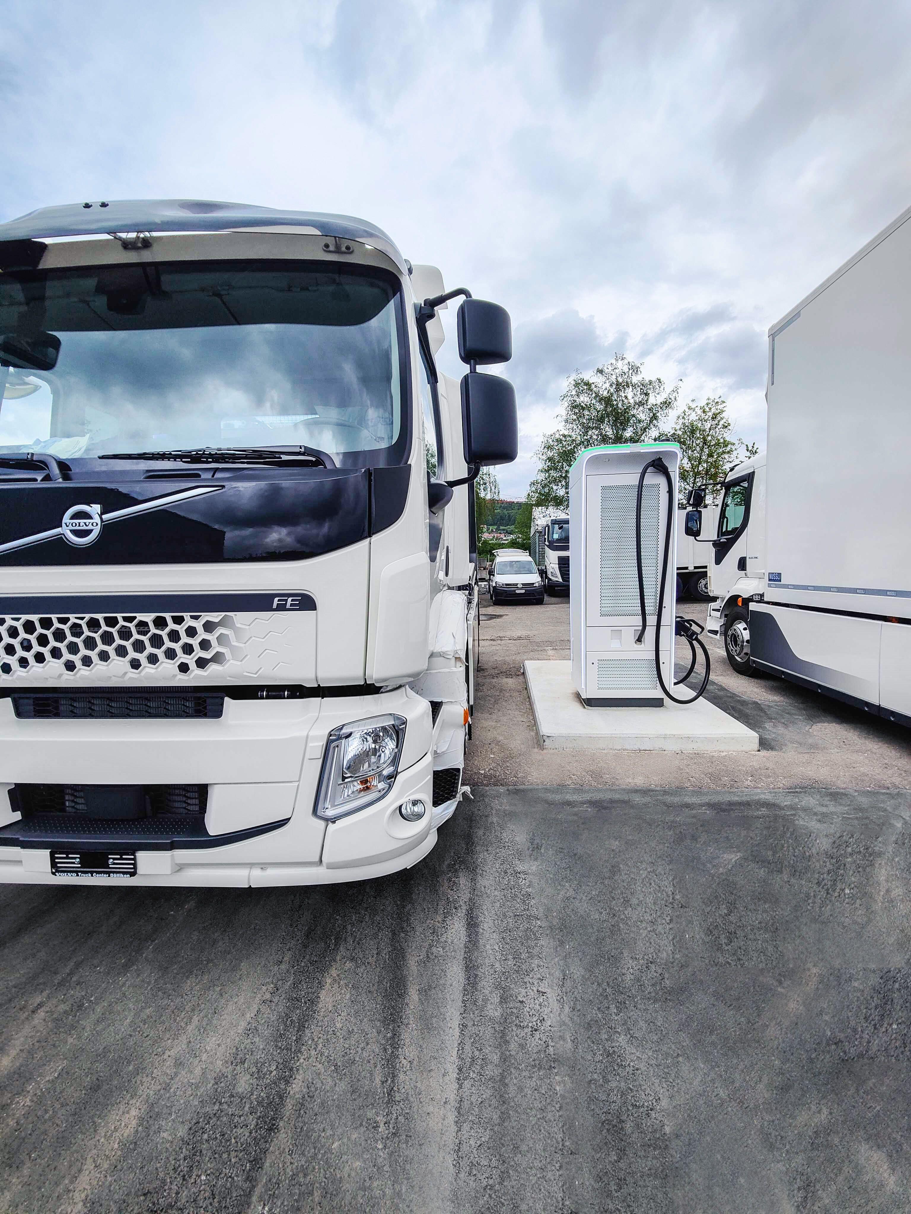 Elektrische LKWs laden an DC-Charger am Standort der Volvo Group (Schweiz) AG