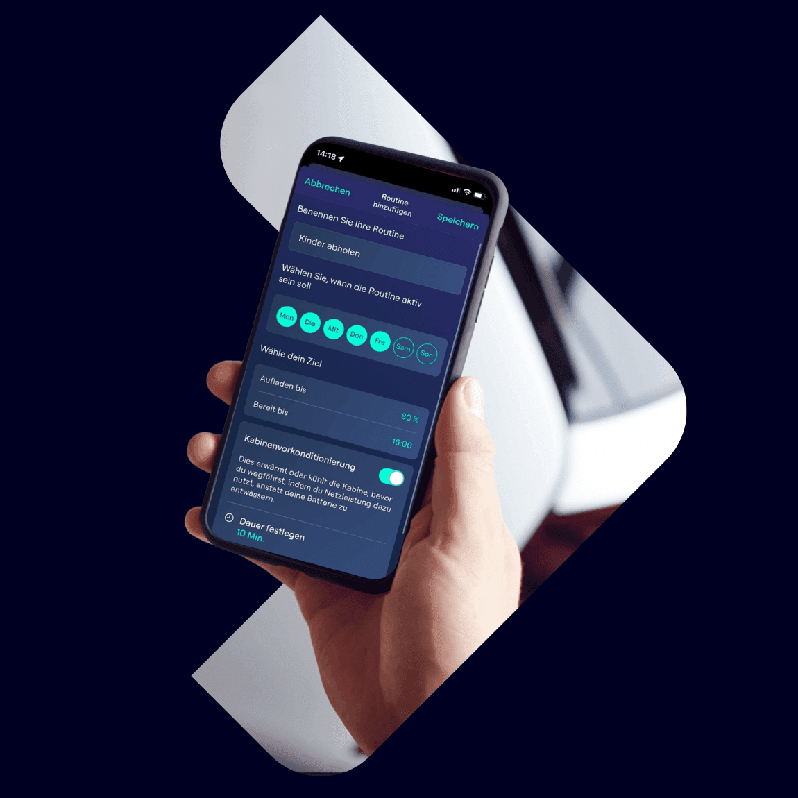 Smartphone in einer Hand, auf dessen Display die Benutzeroberfläche einer App zur Erstellung von Routinen – wie Ladeziele, Abfahrtszeiten und Wallboxvorkonditionierung – zu sehen ist.
