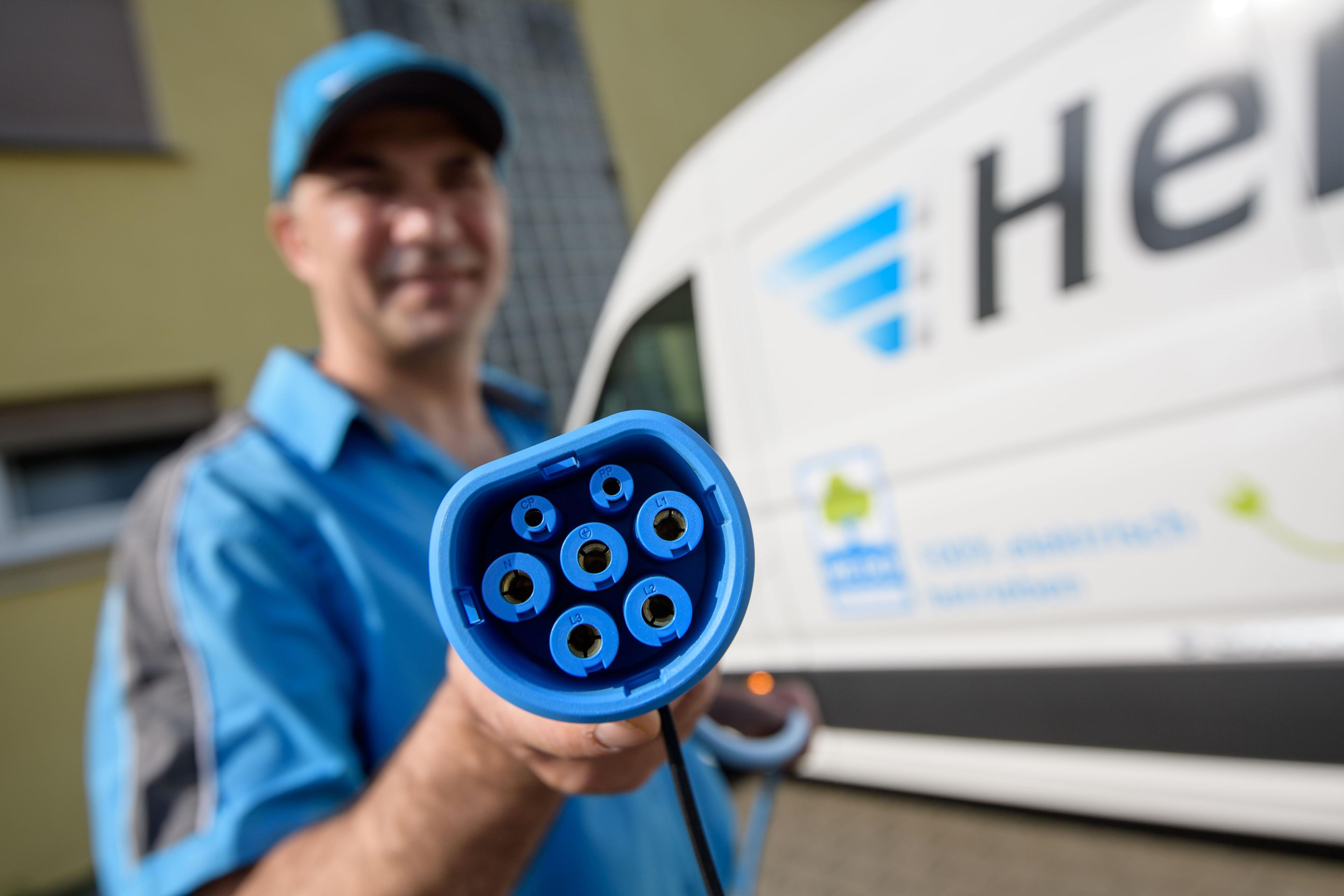 Fahrer bei Hermes lädt E-Sprinter