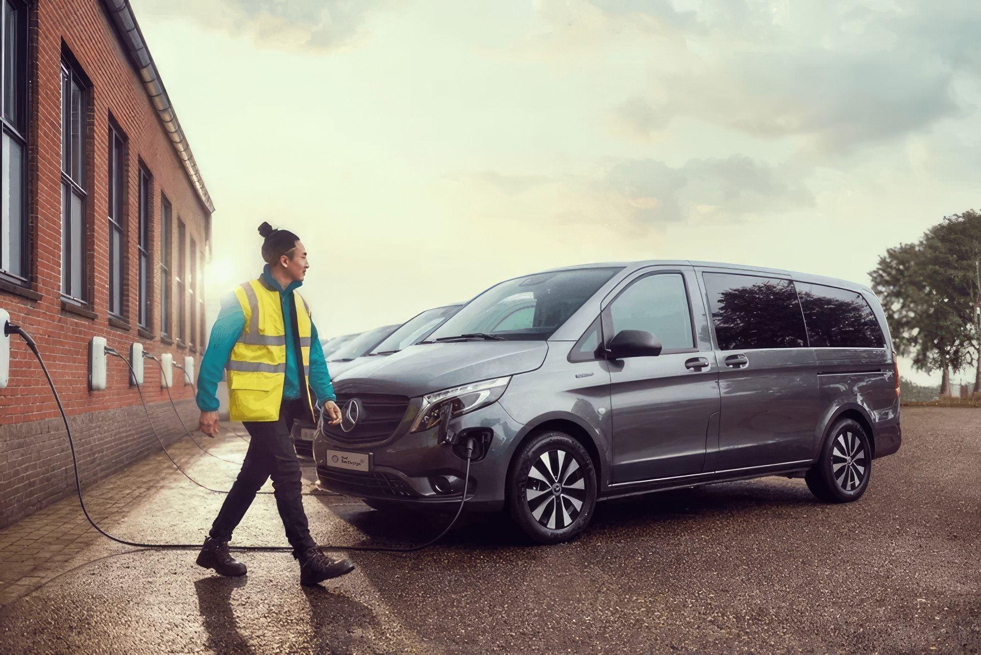 E-Transporter stehen an Ladesäulen