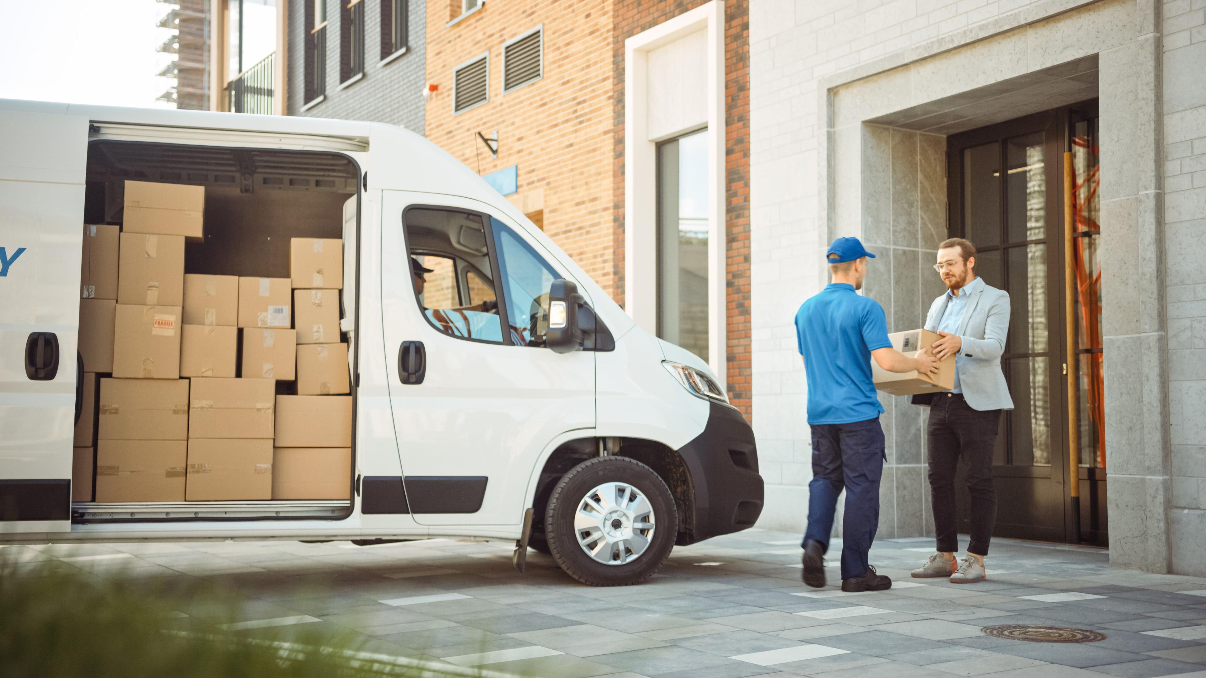 Ein Paket wird an den Kunden geliefert