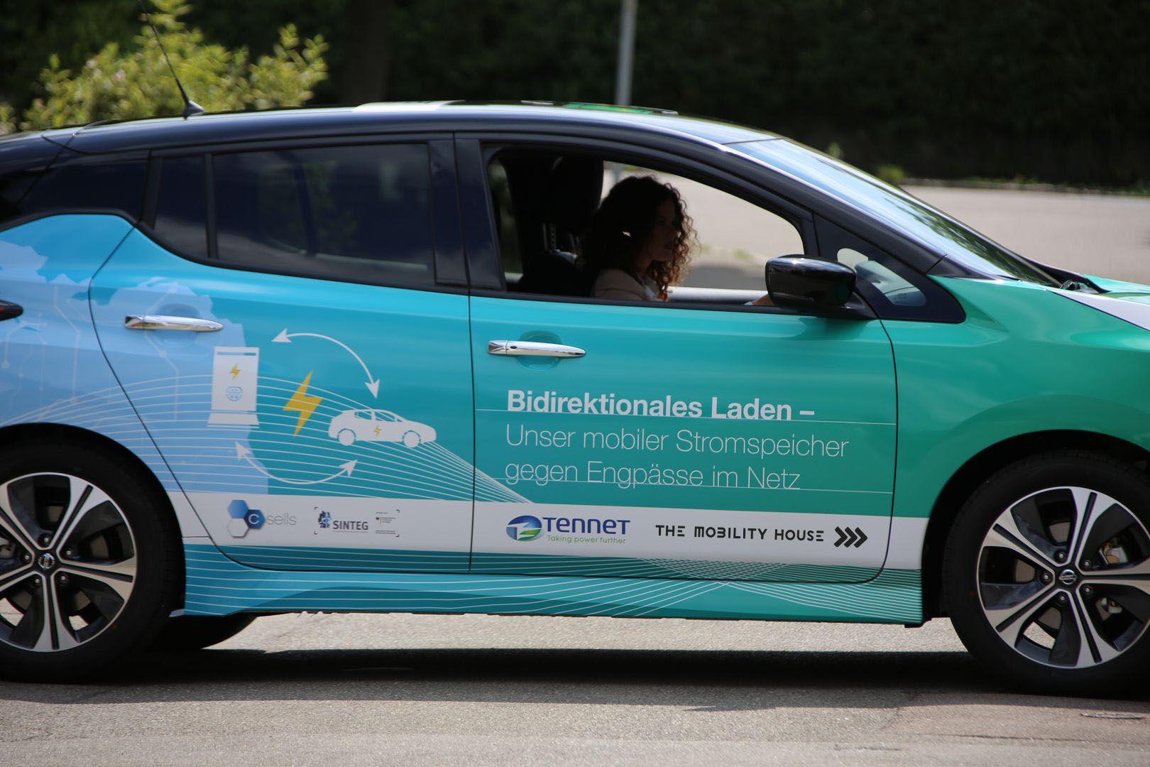 Picture of a Nissan with the logos of The Mobility House and TenneT