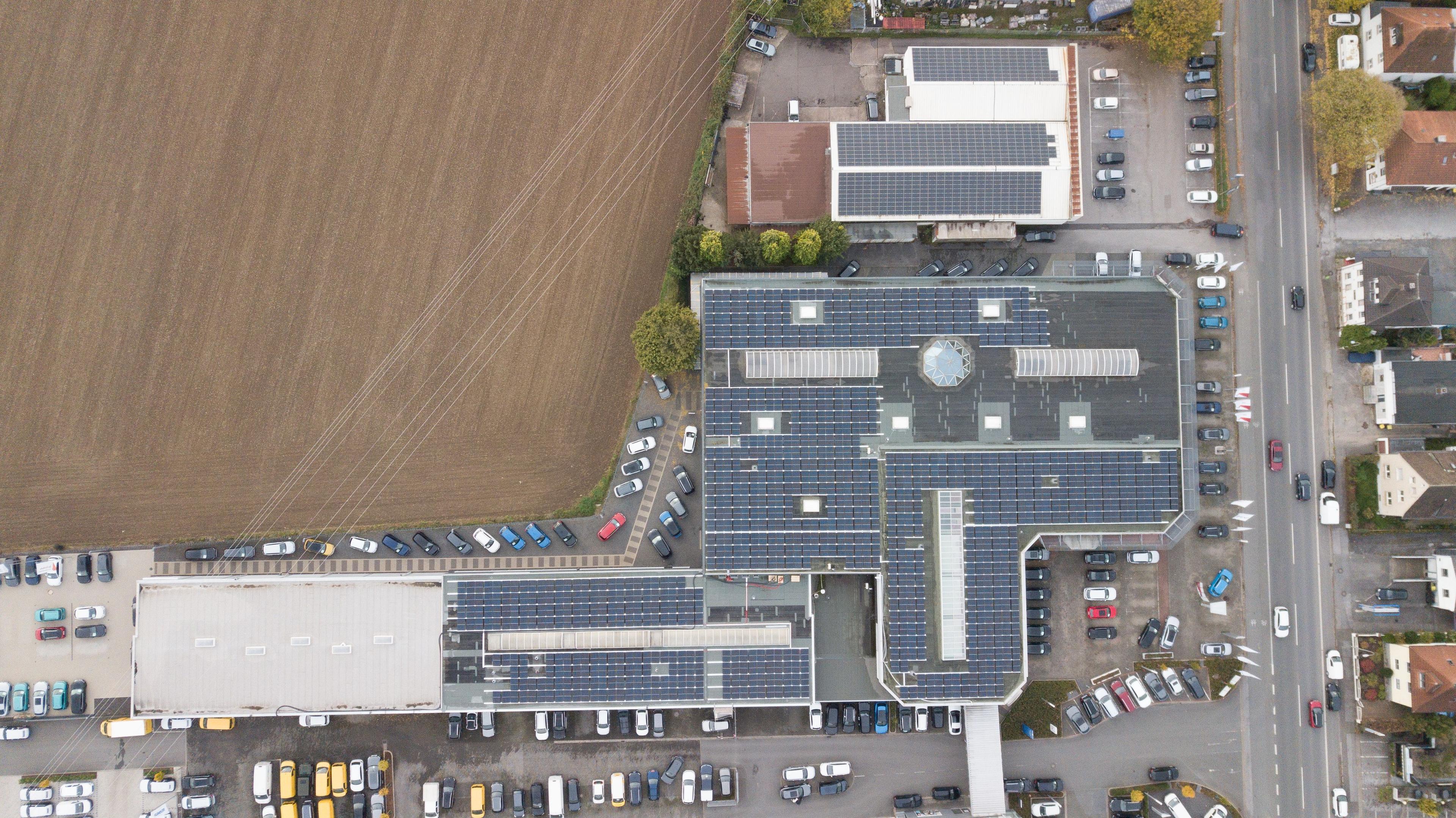 Standort Autohaus Rosier mit PV-Anlage auf dem Dach