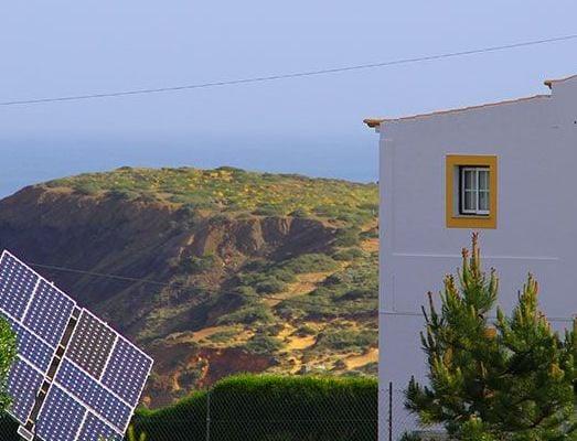 Photovoltaikanlage an Haus im Garten