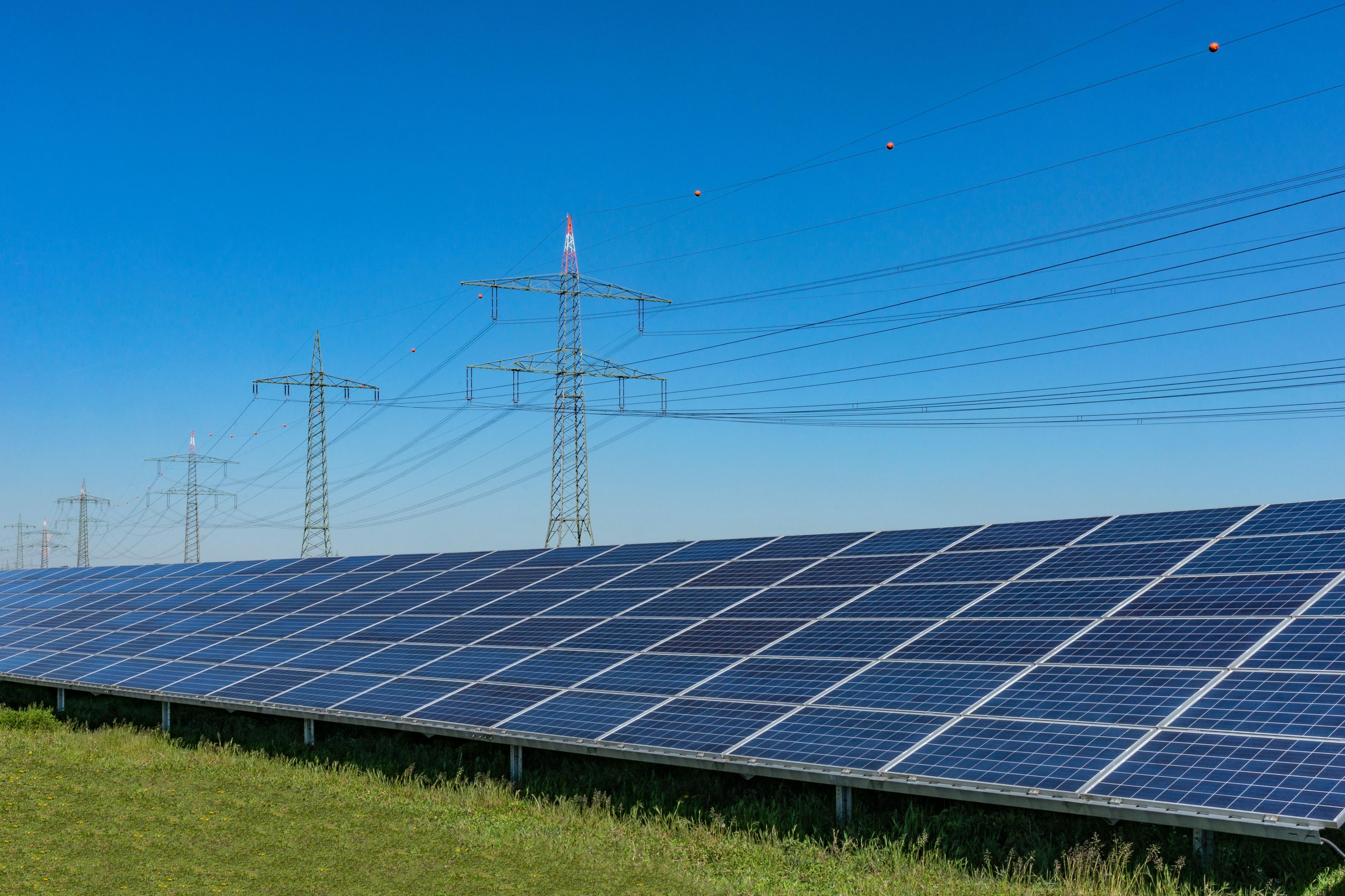 Solarpaneele und Strommasten