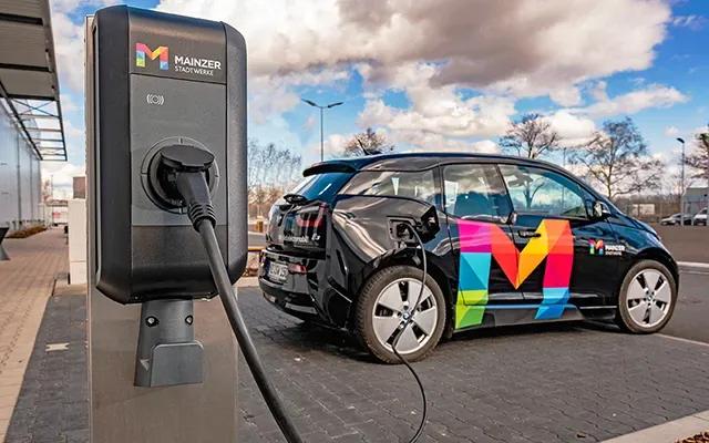 Wallbox der Mainzer Stadtwerke versorgt ein Elektroauto