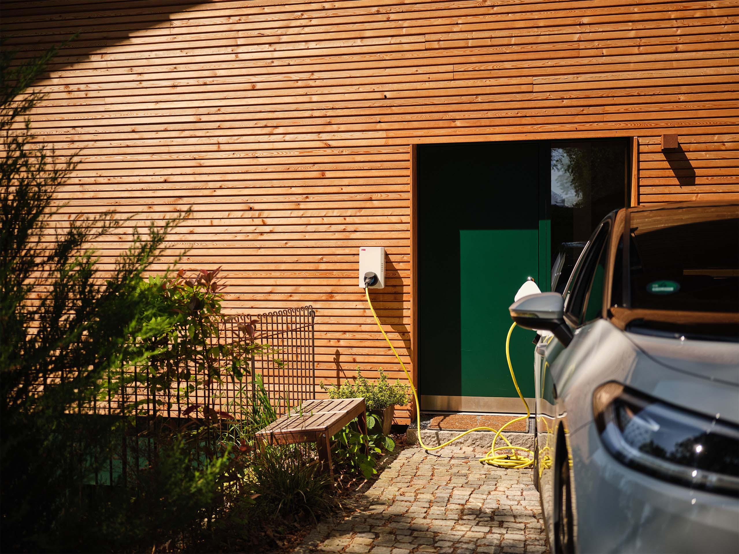 Ein Elektroauto laedt zuhause