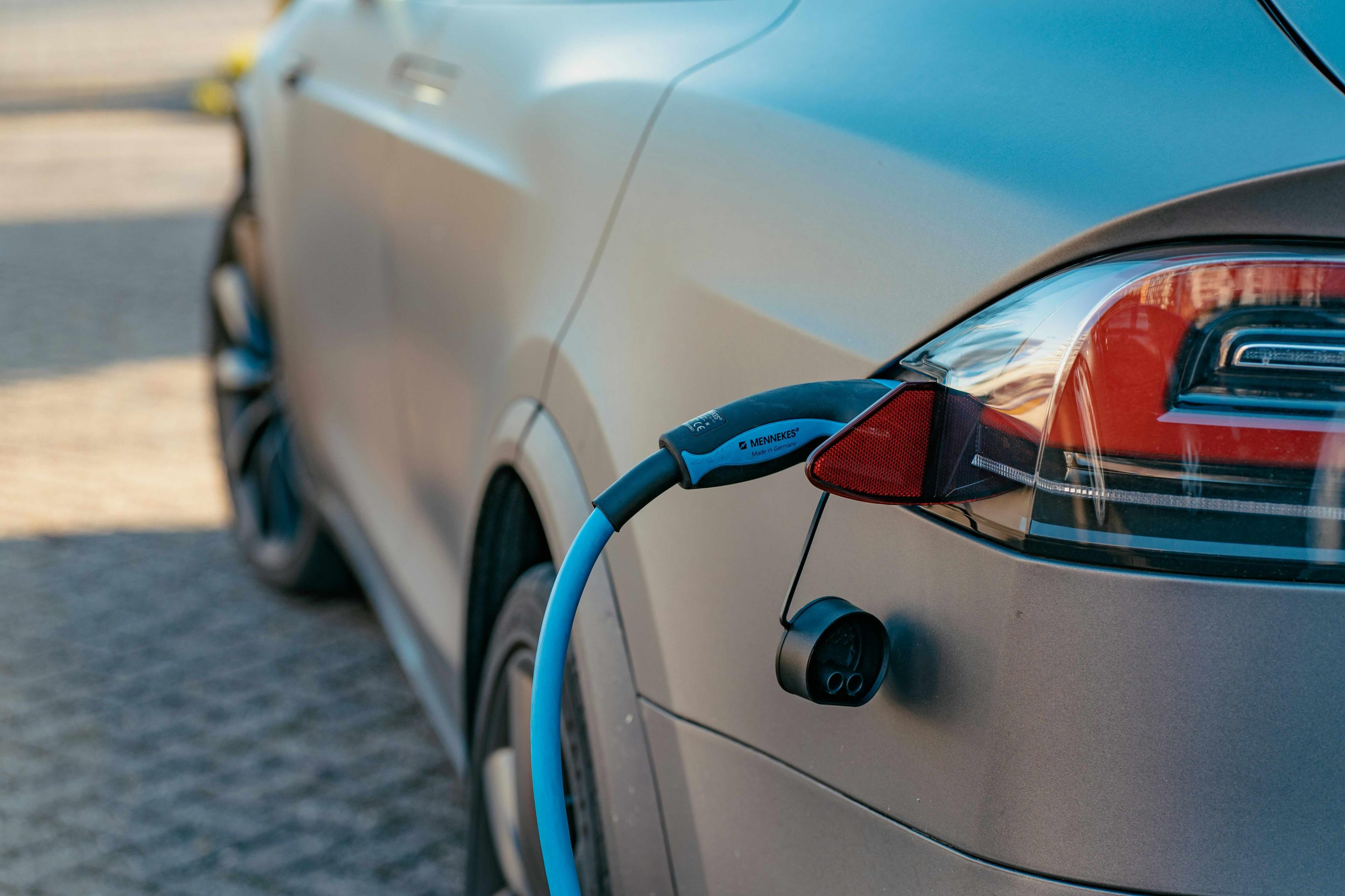 E-Auto mit Ladekabel