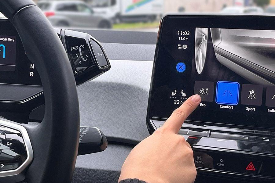 Cockpit im E-Auto mit Fahrmodi auf Display