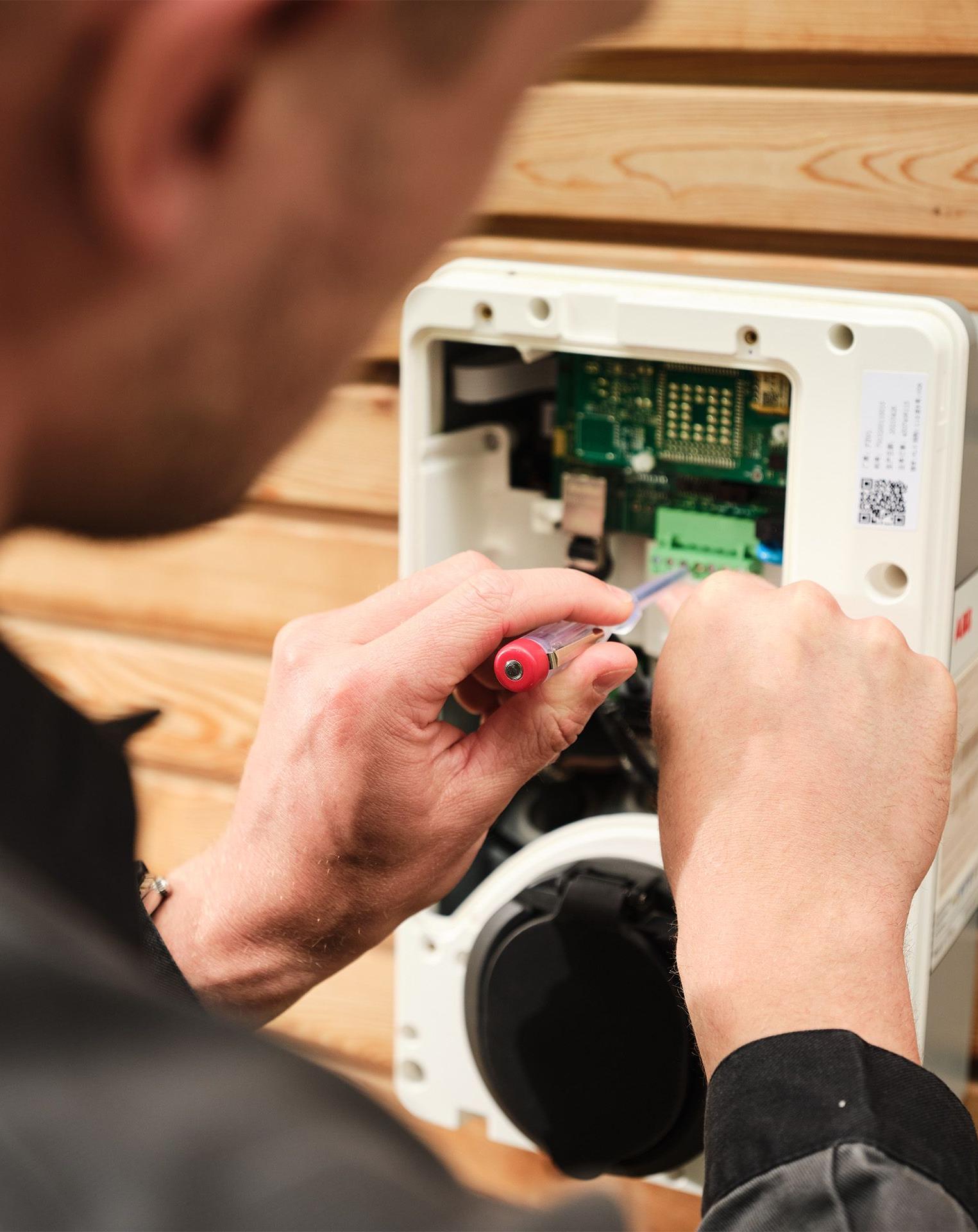 Elektriker bei der Installation einer Wallbox