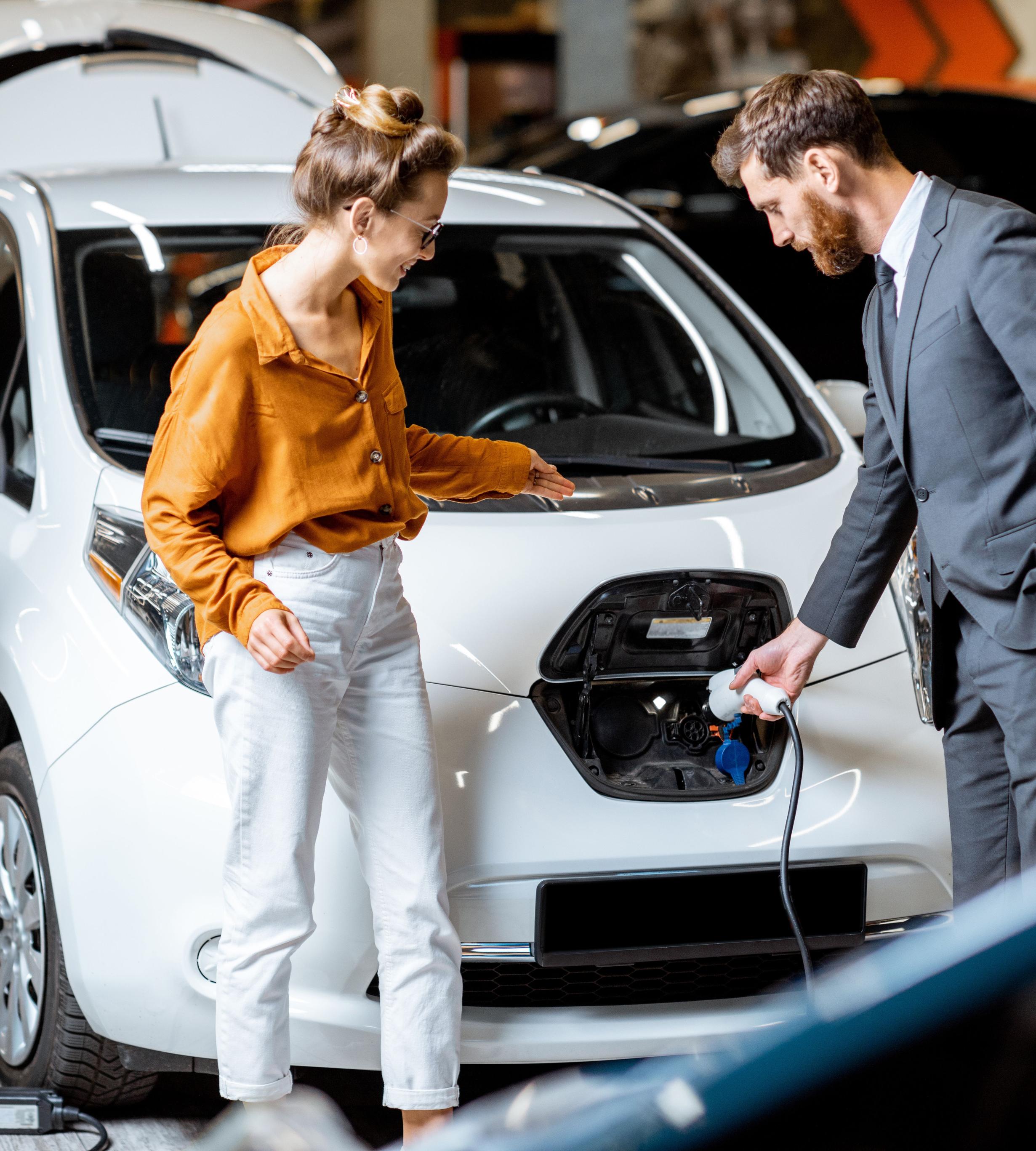 Beratung im Autohaus hinsichtlich Elektroautos