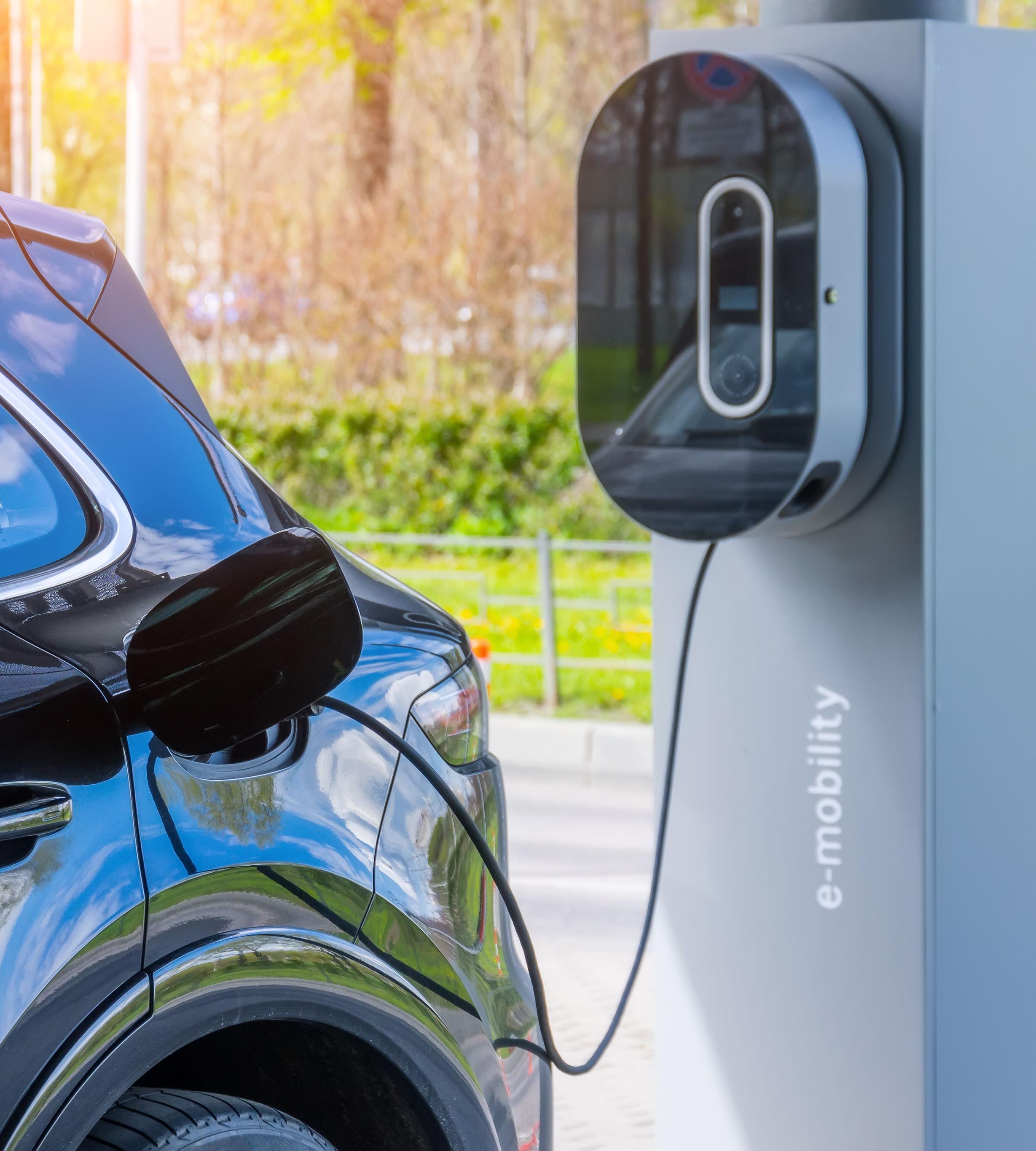 E-Auto lädt an Ladestation