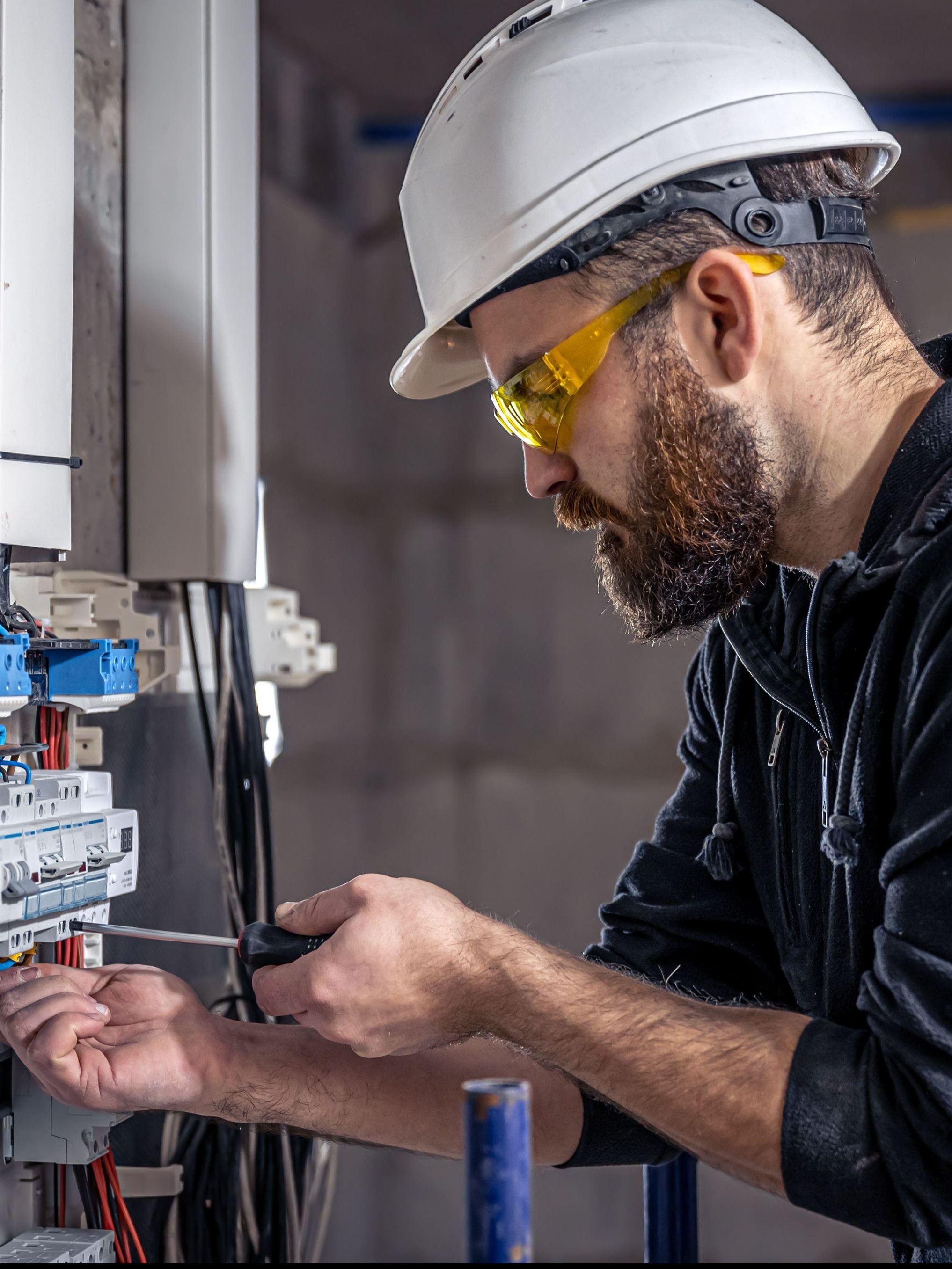 Elektriker bei der Installation