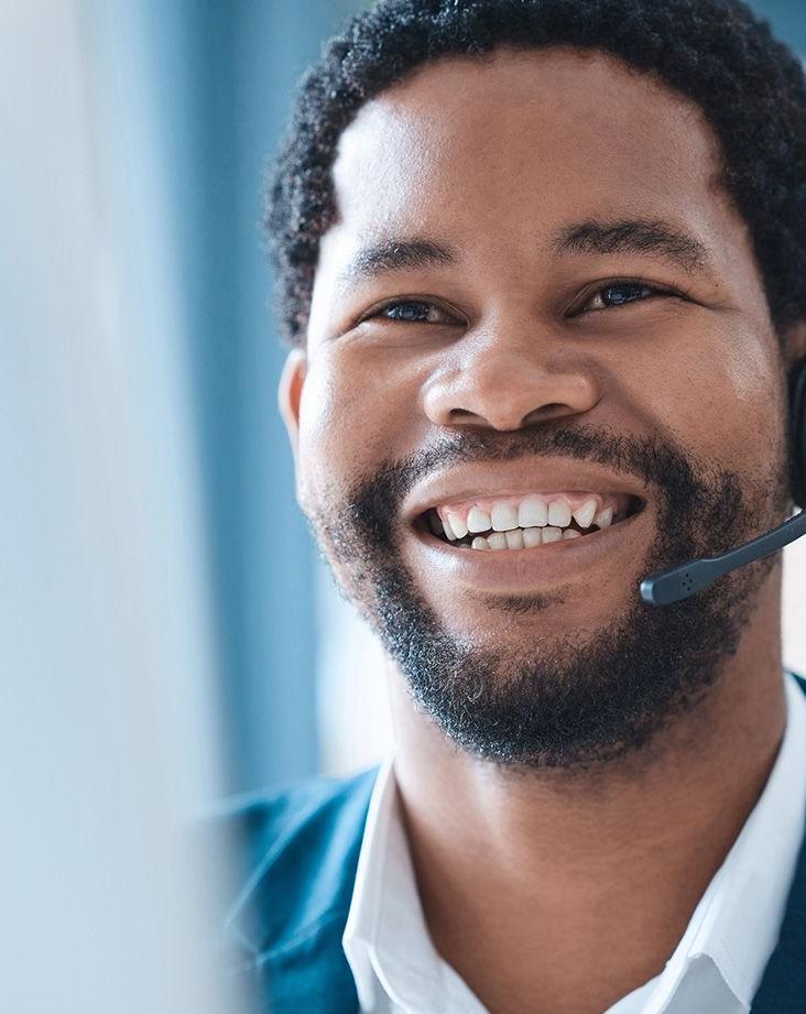 Mann telefoniert mit Kunde via Headset