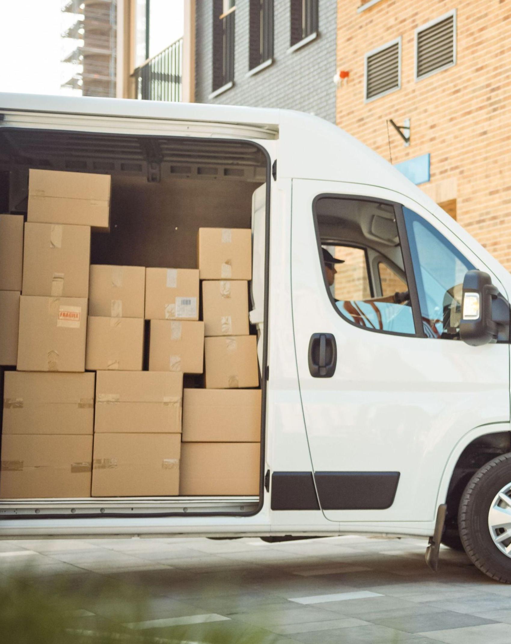 Mit Paketen beladener Lieferwagen