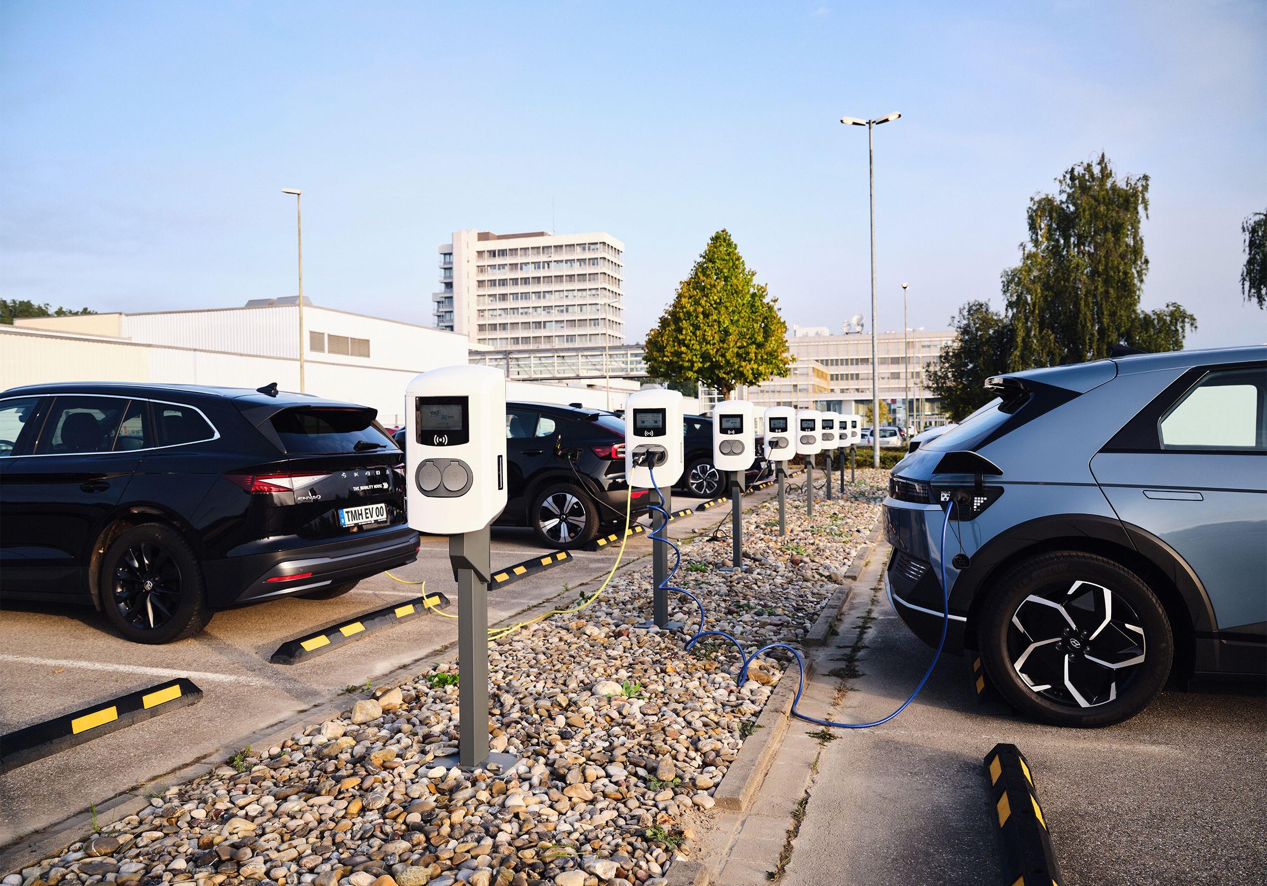 parkende E-Autos laden an Ladestationen