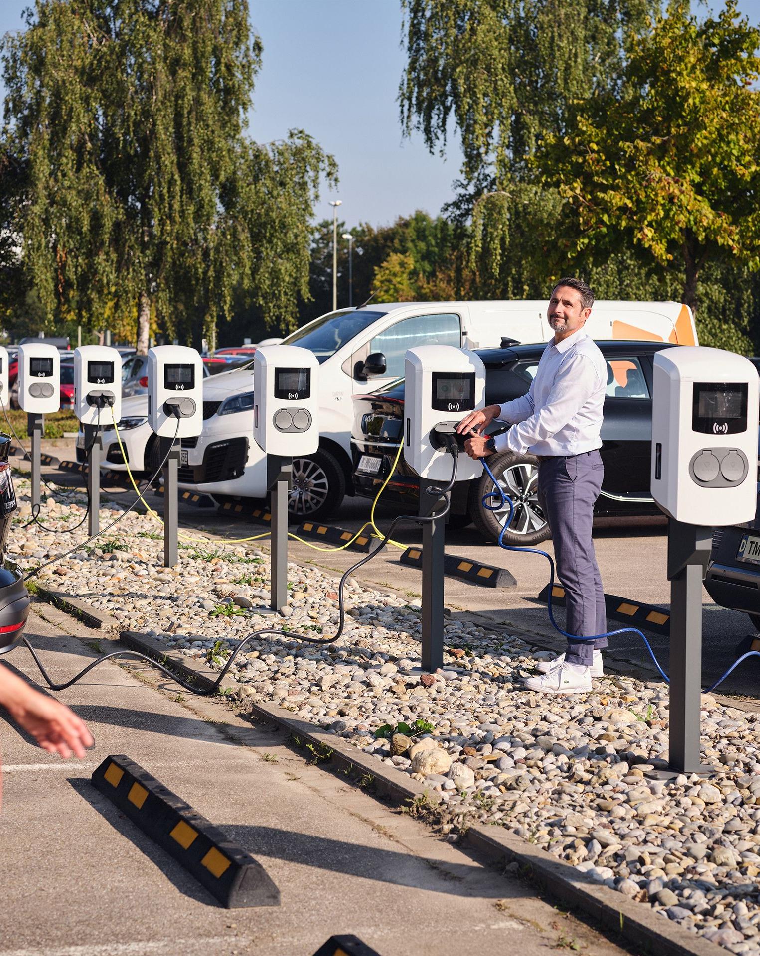 zwei Kollegen begegnen sich bei den Ladestationen