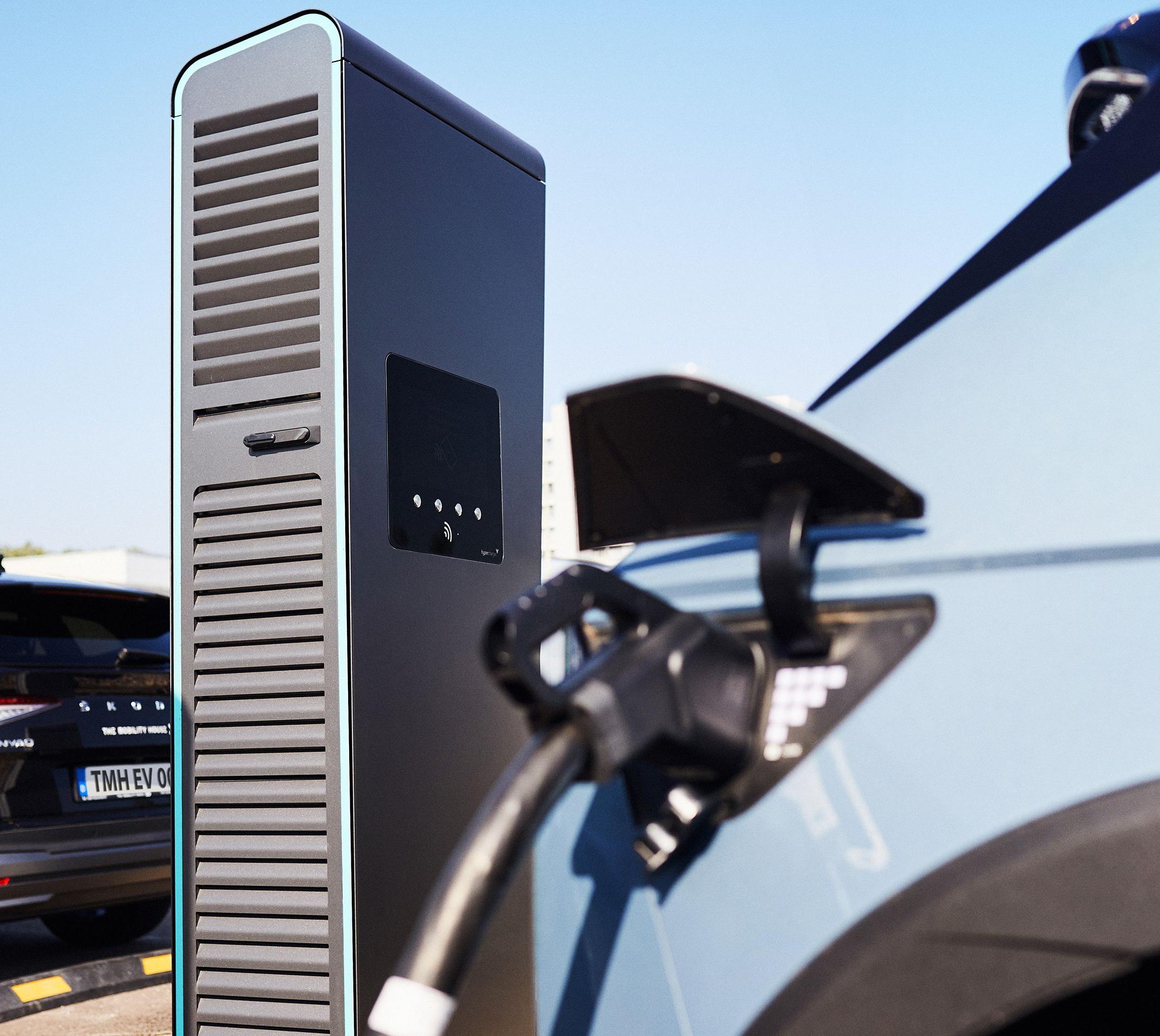 Ladendes E-Auto an einer Schnellladestation