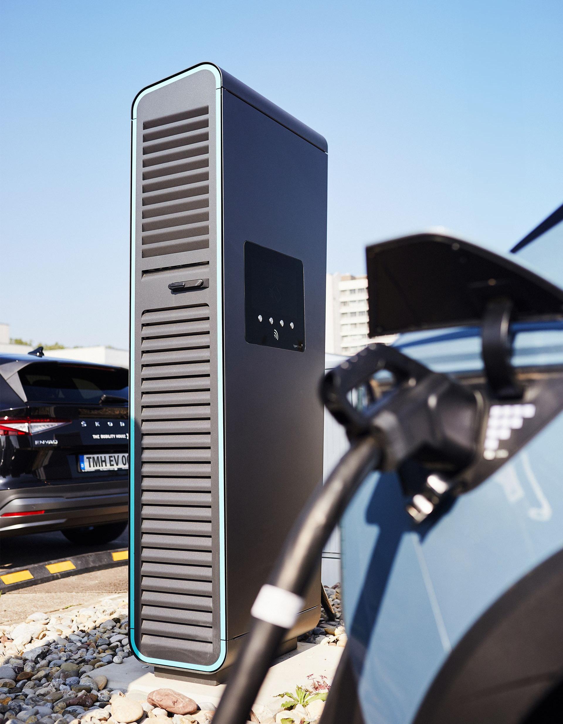 E-Auto lädt an Schnellladestation