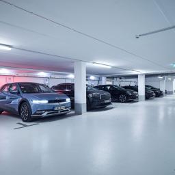 E-Autos laden an Ladestation in Tiefgarage