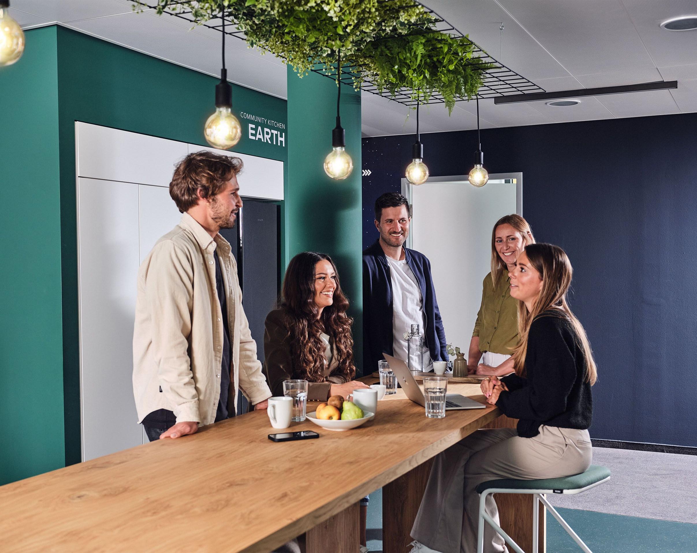 Kollegen unterhalten sich in der Office-Küche