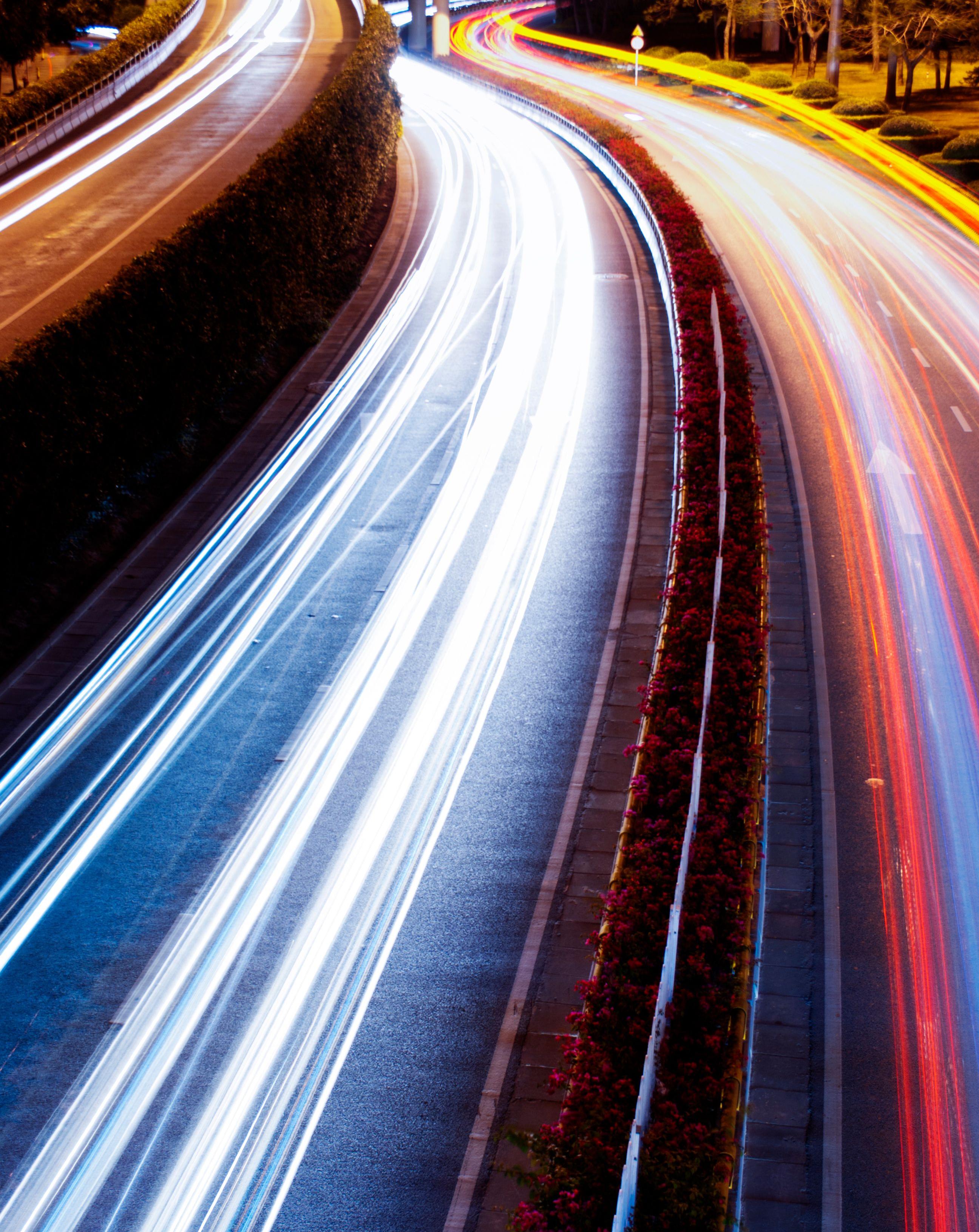 Straße mit Lichtspuren von Autos