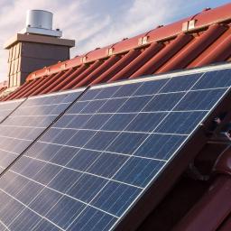 PV-Anlage auf Hausdach bei Sonnenschein