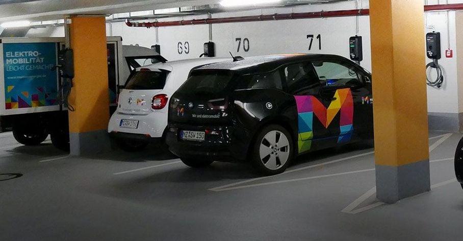 E-Auto der Mainzer Stadtwerke lädt in Tiefgarage