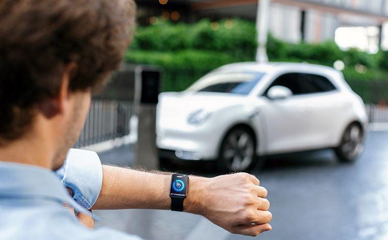 Mann prüft SOC seines E-Autos an der Smartwatch