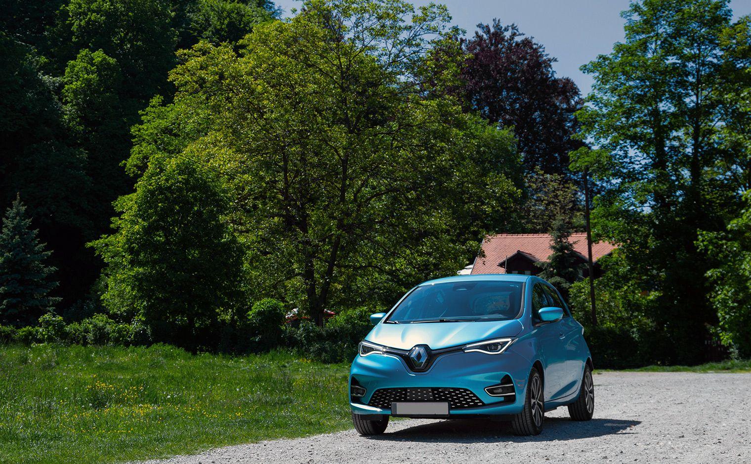 Renault Zoe Elektroauto fährt durch Landschaft
