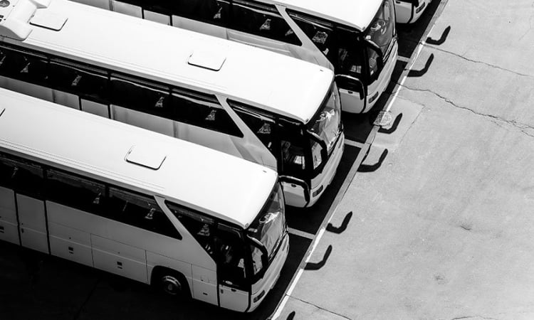 Elektrobusse effizient einbinden: PSI Transcom und The Mobility House realisieren VDV 463