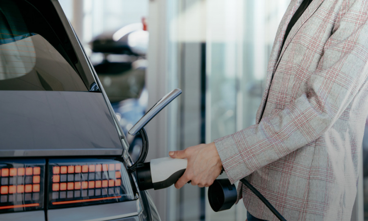 Selling electricity to third parties: Charging electric cars at the workplace