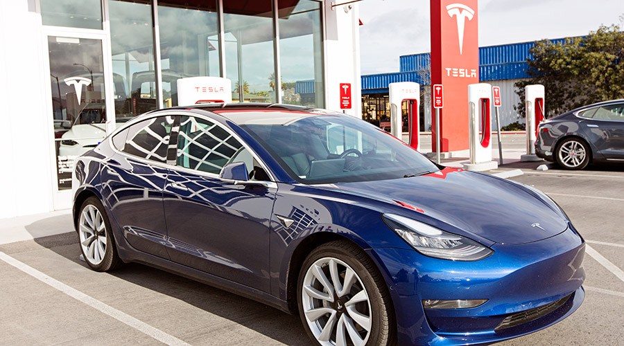 Tesla an der Ladestation, Bildquelle: Shutterstock Tesla an der Ladestation, Bildquelle: Shutterstock
