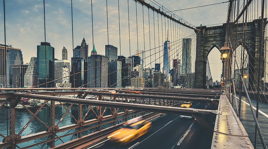 New York City und Berlin machen es vor: Wie Flottenmanager mit Elektroautos Kosten sparen , Bildquelle: Shutterstock New York City und Berlin machen es vor: Wie Flottenmanager mit Elektroautos Kosten sparen